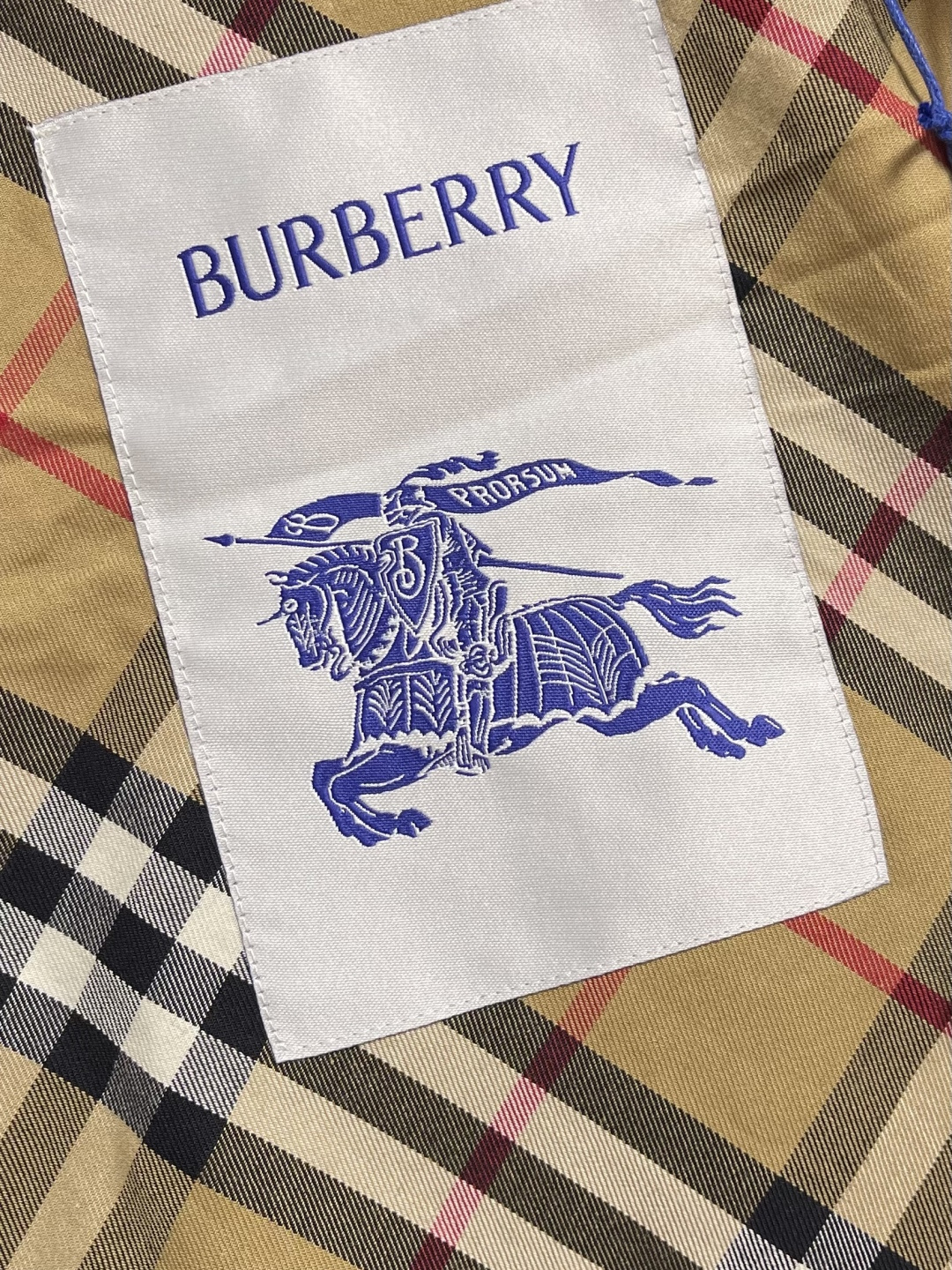 Burberry 2026ss春夏新款可拆卸袖子轻便连帽外套，选用由尼龙面料制成，设计有可调拆卸袖以及双