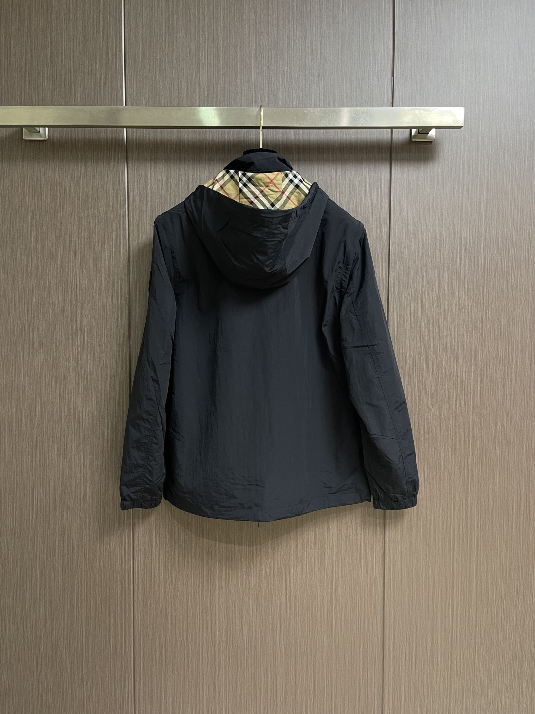 Burberry 2026ss春夏新款可拆卸袖子轻便连帽外套，选用由尼龙面料制成，设计有可调拆卸袖以及双