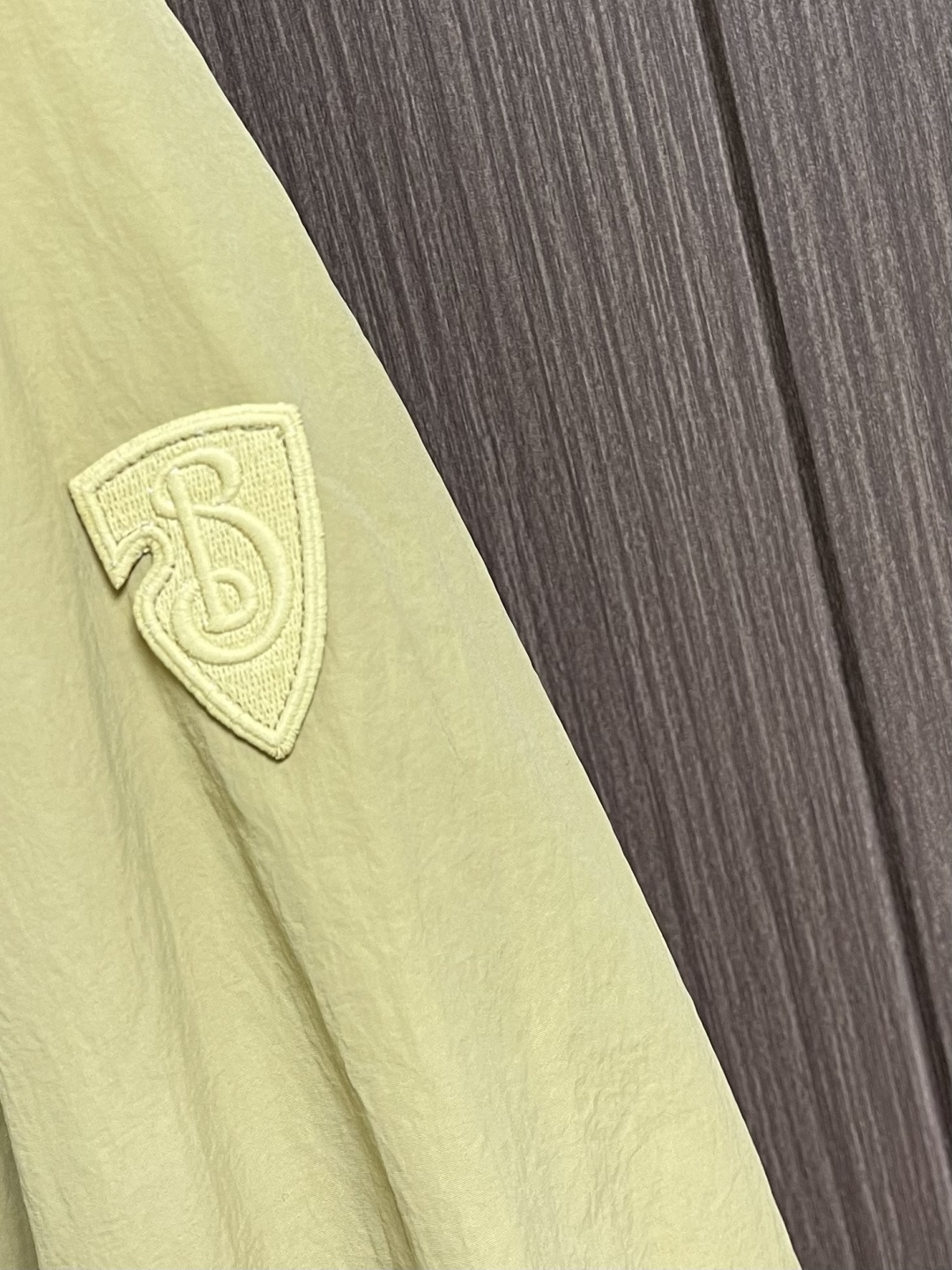 Burberry 2026ss春夏新款可拆卸袖子轻便连帽外套，选用由尼龙面料制成，设计有可调拆卸袖以及双