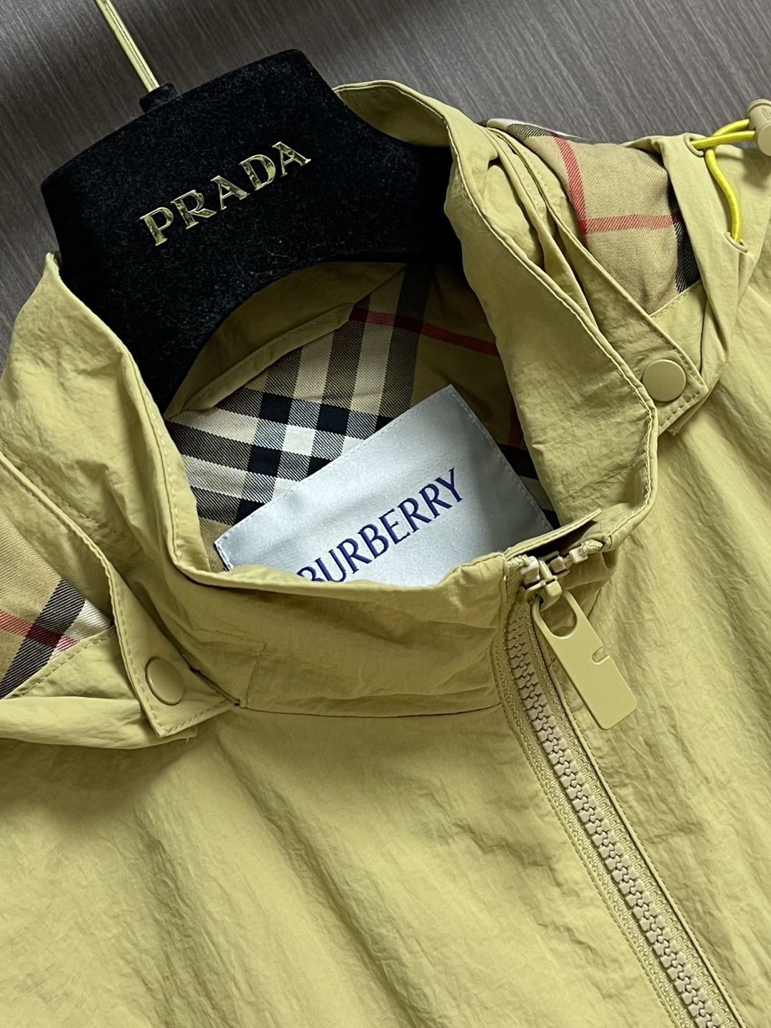 Burberry 2026ss春夏新款可拆卸袖子轻便连帽外套，选用由尼龙面料制成，设计有可调拆卸袖以及双
