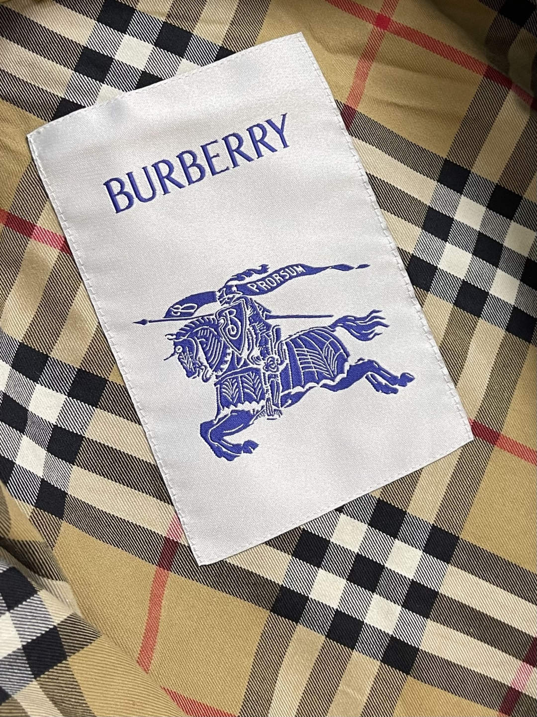 Burberry 2026ss春夏新款可拆卸袖子轻便连帽外套，选用由尼龙面料制成，设计有可调拆卸袖以及双
