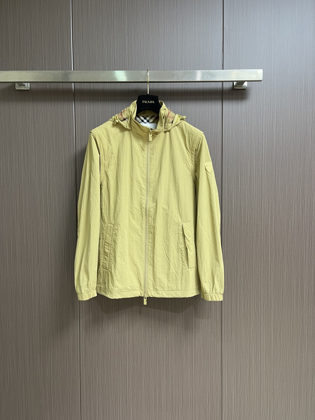 Burberry 2026ss春夏新款可拆卸袖子轻便连帽外套，选用由尼龙面料制成，设计有可调拆卸袖以及双