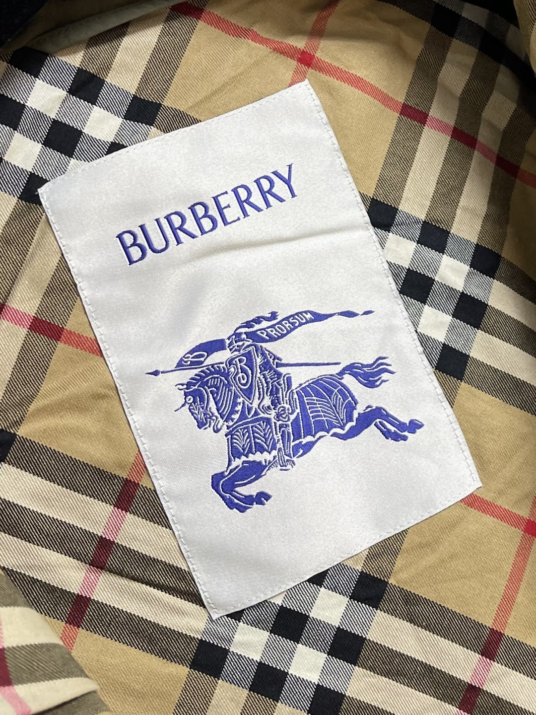 Burberry 2026ss春夏新款可拆卸袖子轻便连帽外套，选用由尼龙面料制成，设计有可调拆卸袖以及双