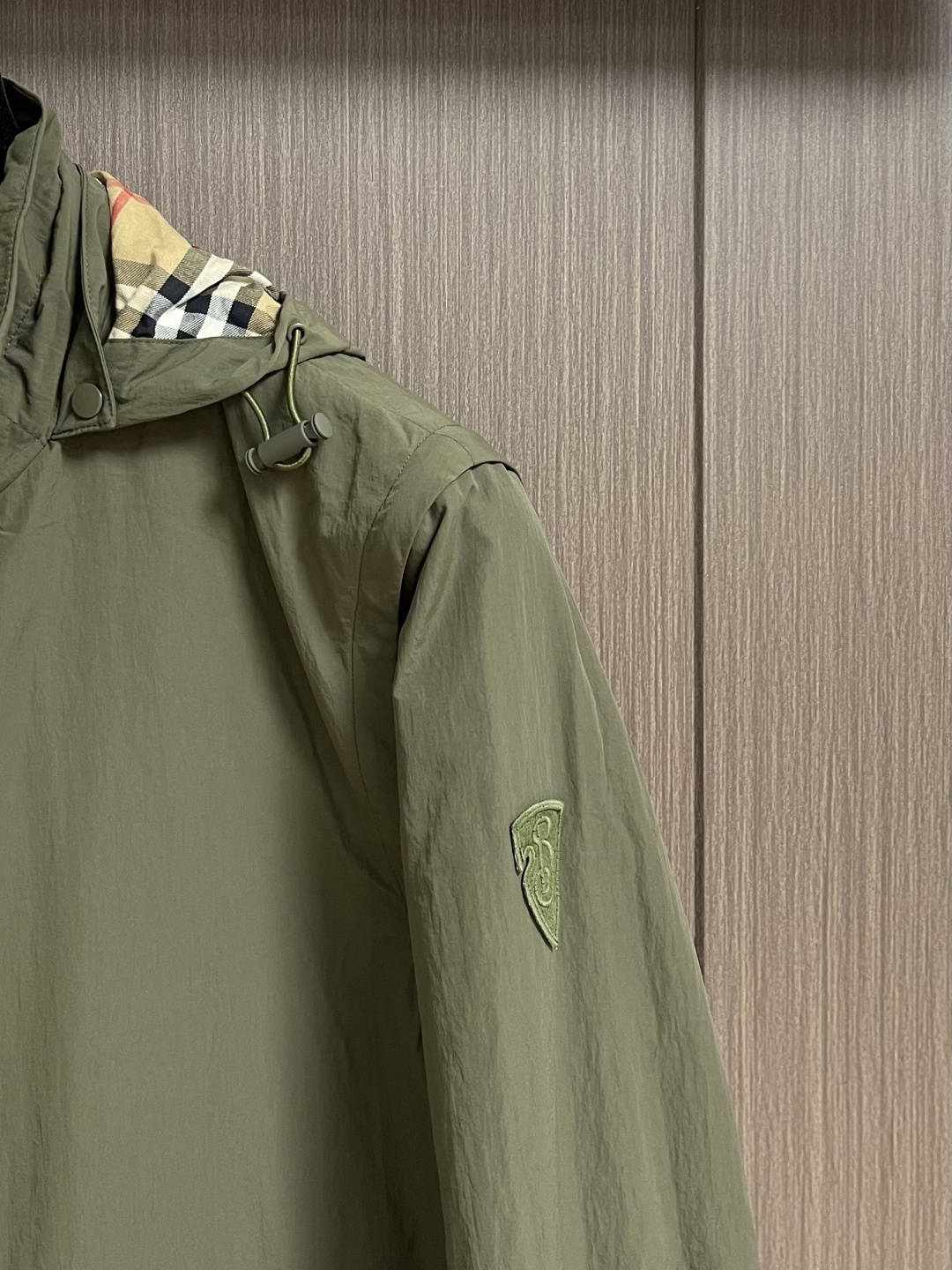 Burberry 2026ss春夏新款可拆卸袖子轻便连帽外套，选用由尼龙面料制成，设计有可调拆卸袖以及双