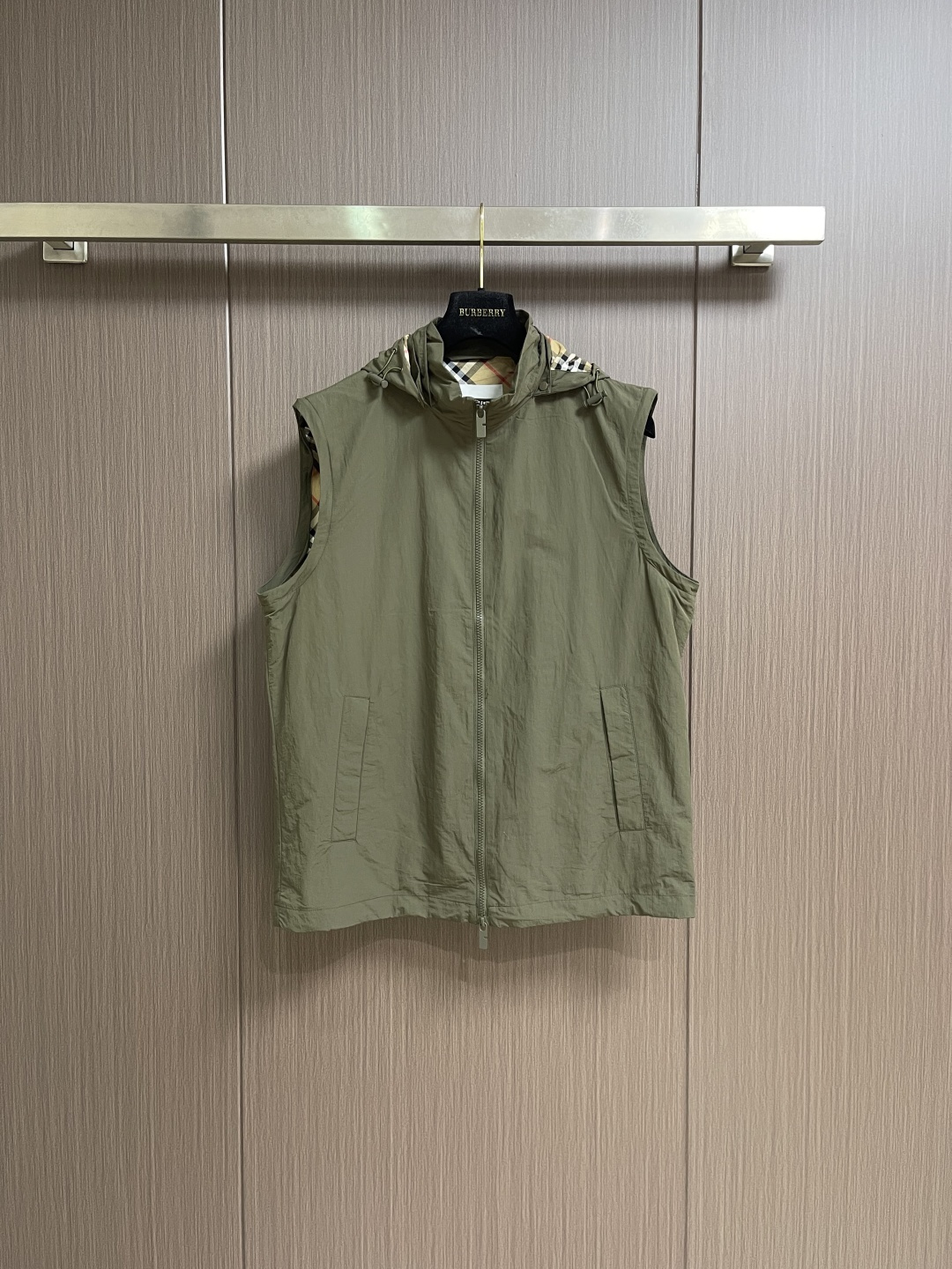 Burberry 2026ss春夏新款可拆卸袖子轻便连帽外套，选用由尼龙面料制成，设计有可调拆卸袖以及双