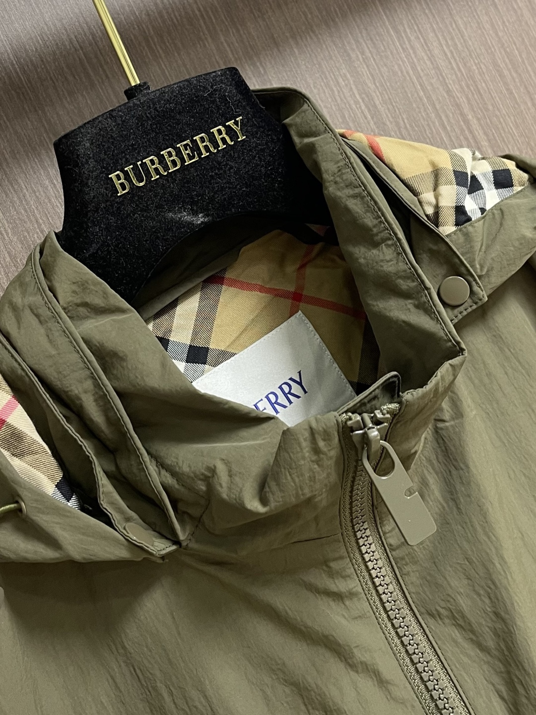 Burberry 2026ss春夏新款可拆卸袖子轻便连帽外套，选用由尼龙面料制成，设计有可调拆卸袖以及双