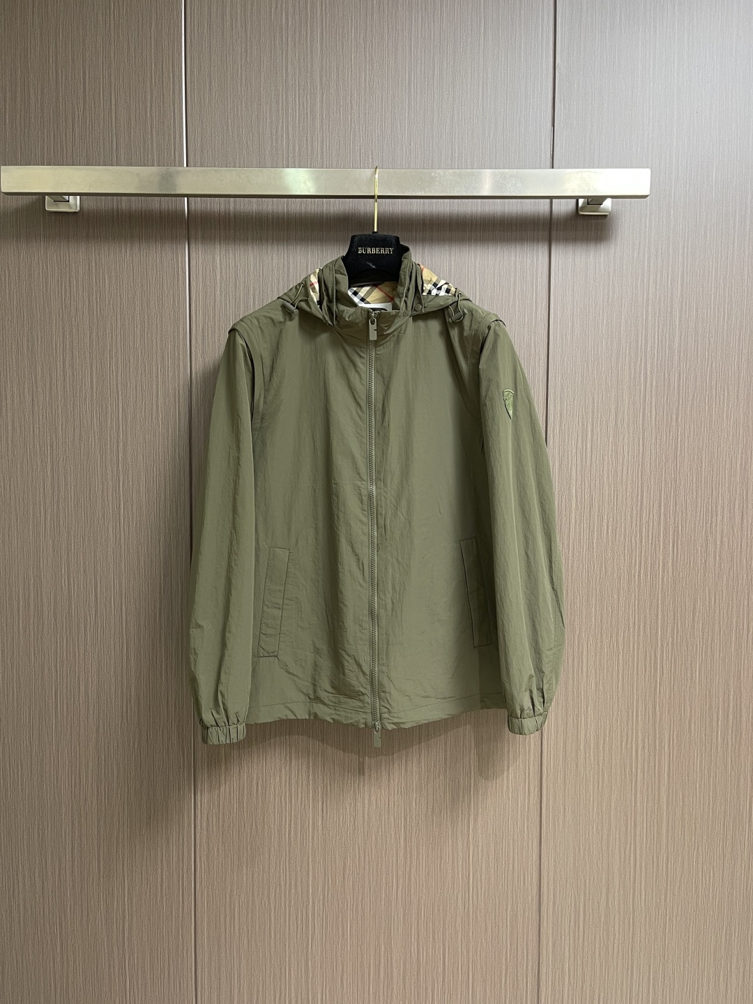 Burberry 2026ss春夏新款可拆卸袖子轻便连帽外套，选用由尼龙面料制成，设计有可调拆卸袖以及双