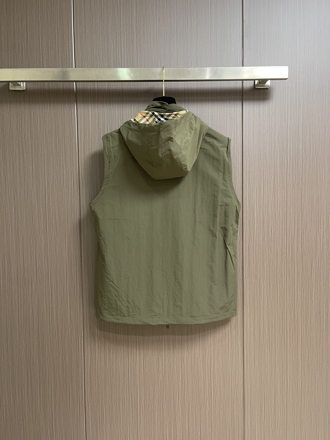 Burberry 2026ss春夏新款可拆卸袖子轻便连帽外套，选用由尼龙面料制成，设计有可调拆卸袖以及双