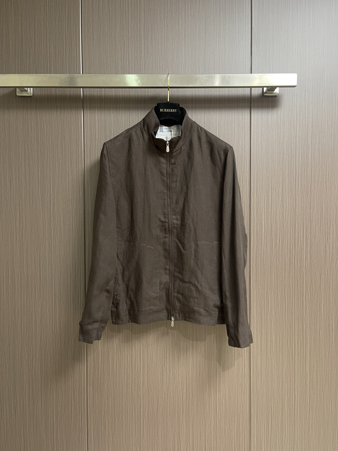 NO:745865,Brunello Cucinelli BC long-sleeved stand collar jacket, made of high-end stretch cotton fabric, soft and waxy to the touch!  Delicate texture, non-marking, dust-proof and iron-free, three-dimensional and stylish, top-notch dressing enjoyment. Create a unique sense of fashion, a combination of classic and fashionable fashion, and high-end luxury items with obvious performance!  The simple and classic sports style matches the high-tech custom-dyed fabric material developed by the brand. The fabric has a certain degree of stiffness, is silky, breathable, sweat-absorbent and very comfortable. Sizes M-3XL, brunello cucinelli, jackets & coats, jackets & coats,19860909BrunelloCucinelli布鲁内洛·库奇内利 BC 长袖立领夹克外套,臻选高端弹力纯棉面料,手感软糯！质感细腻,无痕防尘免烫立体有型,顶级的穿衣享受.打造别具一格的时尚韵味感,经典与时髦的时尚结合,搭配性能显而易见的高奢单品！简约经典的运动造型,感搭配品牌研发高科技订染面料材质 面料有一定的挺度 丝滑感透气吸汗同时非常舒适.尺码M-3XL,,brunello cucinelli,jackets & coats,jackets & coats,,Men's clothing