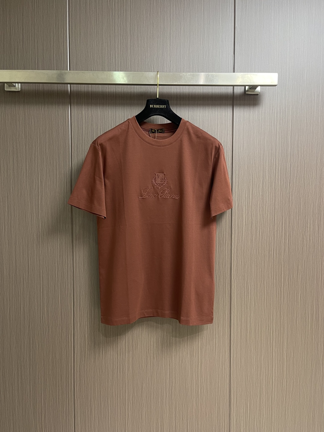 NO:745885,LP Loro Piana 2026ss new spring and summer short-sleeved T-shirt. Loro Piana's short-sleeved shirt is made of double-sided liquid ammonia cotton fabric. This fabric has a silky soft luster and feels smooth and delicate!  The double-veil weave structure has a good texture and is not easily deformed after long-term wear and washing, truly achieving the same high-end quality. The T-shirt is slightly wide and embellished with Loro Piana's logo embroidery, which not only highlights the brand's high simplicity and nobility, but is not too complicated, it is in line with the concept of simple summer wear. Sizes M-3XL, loro piana, loro piana, T-shirt, tees, t-shirt,19860909LP Loro Piana 2026ss春夏新品短袖T恤,Loro Piana这款短袖采用了双面液氨棉面料,这块面料具有丝绸般的柔软光泽感,手感爽滑细腻！双面纱织结构,骨感好 久穿久洗不易变形,真正做到与一样致的高端品质.T恤呈微阔型 搭配Loro Piana的logo刺绣为点缀,既彰显了品牌的高简约高贵,又不会过于繁杂,符合夏日简约穿搭的理念.尺码M-3XL,,loro piana,loro piana,T-shirt,tees，t-shirt,,Men's clothing