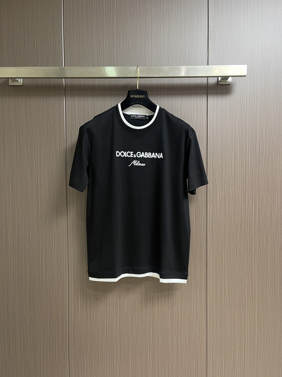 NO:745880,DG DOLCE GABBANA 2026 SS spring and summer short-sleeved T-shirt, customized pure cotton fabric, brand letter logo embroidery on the chest, the first choice for casual outings, whether paired with jeans and casual pants, it can show a unique personality. Sizes M-3XL,, Dolce&Gabbana, Dolce&Gabbana, jeans, T-shirt, tees, t-shirt,19860909DG DOLCE GABBANA 杜嘉班纳2026SS春夏短袖T恤,定制纯棉面料,胸前品牌字母logo刺绣,休闲出街首选款,无论是搭配牛仔裤休闲裤,都能展现出独特的个性.尺码M-3XL,,Dolce&Gabbana,Dolce&Gabbana,jeans,T-shirt,tees，t-shirt,,Men's clothing