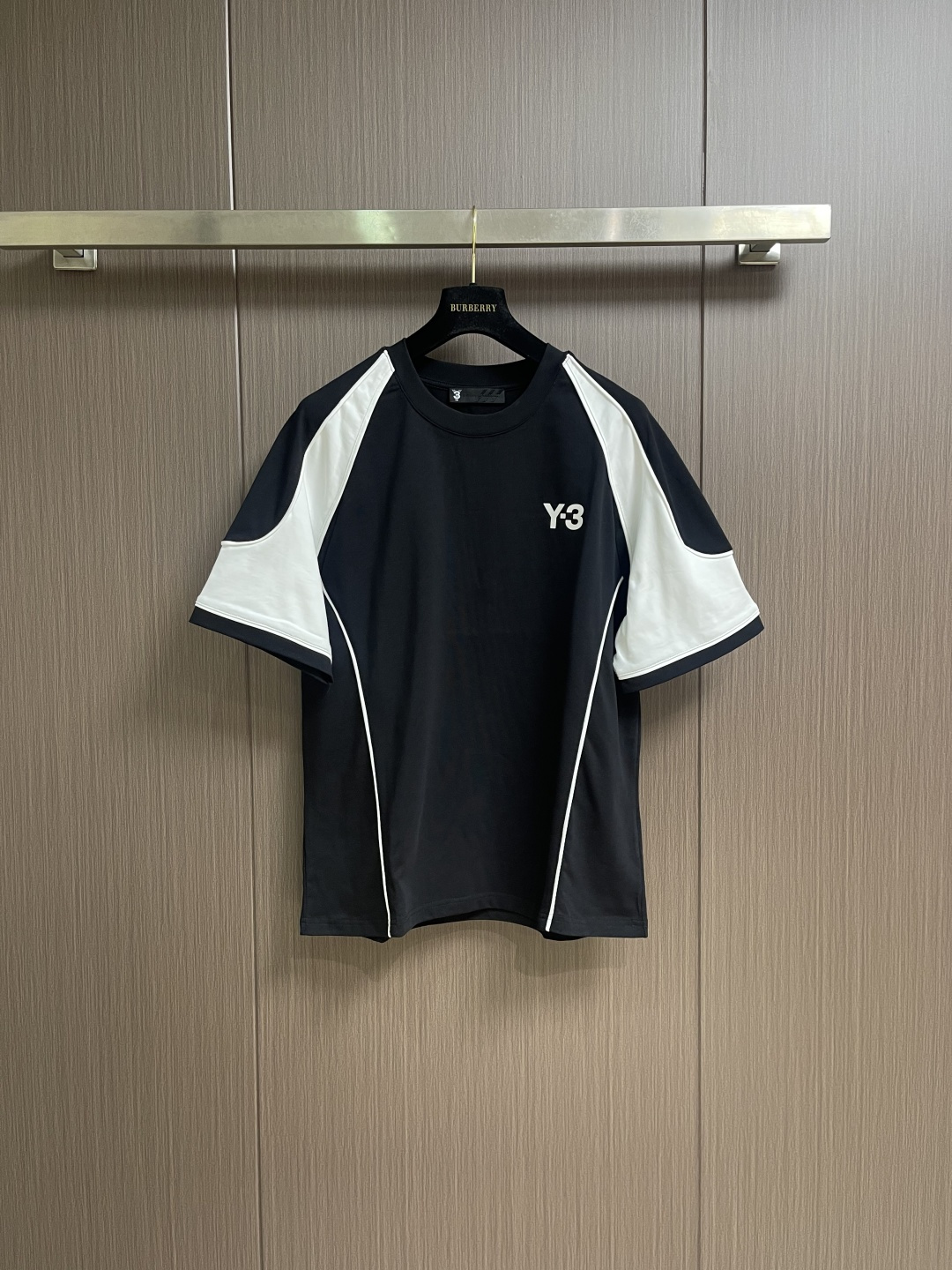 NO:745870,Y3 2026SS early spring new functional style black and white splicing wide version short-sleeved T-shirt, the pattern design is full of accent on the upper body, and the cutting process is neat and neat!  Both upper body comfort and fit are unparalleled. Sizes M-3XL M-size shoulder width 50, bust 110 length 69.5 L size shoulder width 51.5 bust 114 length 71 XL size shoulder width 53 bust 118 length 72.5 XXL size shoulder width 54.5 bust 122 length 74  Clothing length 75.5,,T-shirt,tees,t-shirt,19860909Y3 2026SS早春新款机能风黑白拼接款阔版短袖T恤,版型设计上身腔调十足,裁剪工艺走线工整！无论是上身舒适度还是版型都是无可比拟的存在.尺码M-3XL M码肩宽50 胸围110 衣长69.5 L码 肩宽51.5胸围114 衣长71 XL码 肩宽53 胸围118 衣长72.5 XXL码肩宽54.5胸围122 衣长74 XXXL码 肩宽56胸围126 衣长75.5,,T-shirt,tees，t-shirt,,Men's clothing