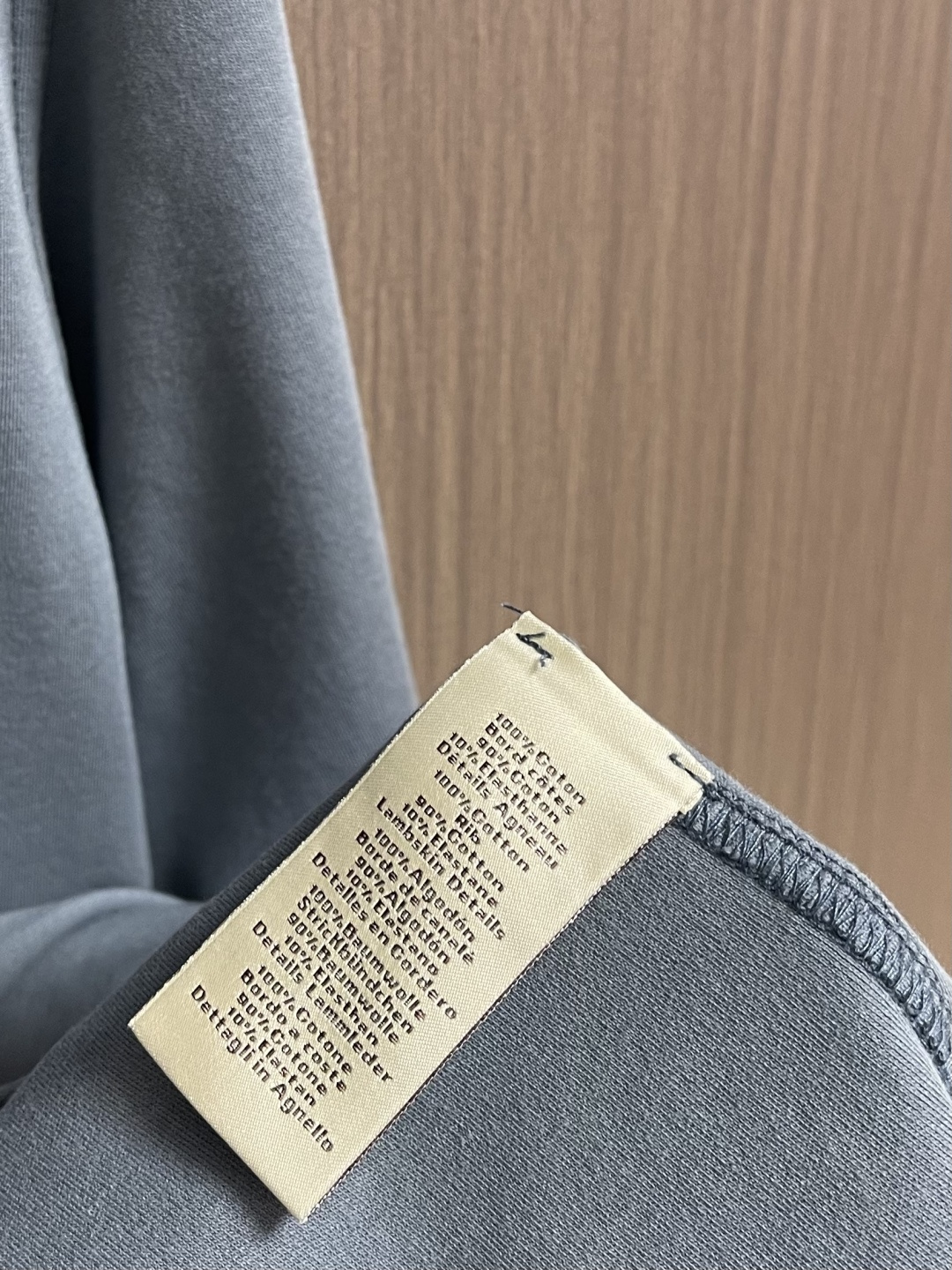 Hermes Paris 贴饰皮革短袖T恤，定制双面奥棉精纺纱面料 细腻柔软舒适贴肤 以高级雾面灰为主基
