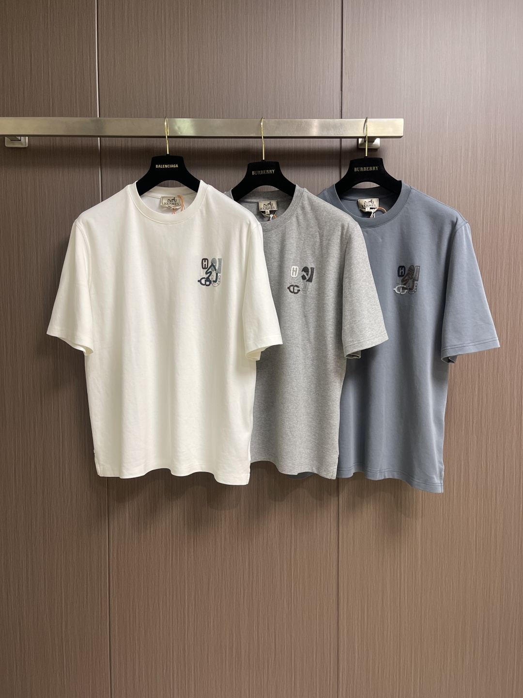 Hermes Paris 贴饰皮革短袖T恤，定制双面奥棉精纺纱面料 细腻柔软舒适贴肤 以高级雾面灰为主基