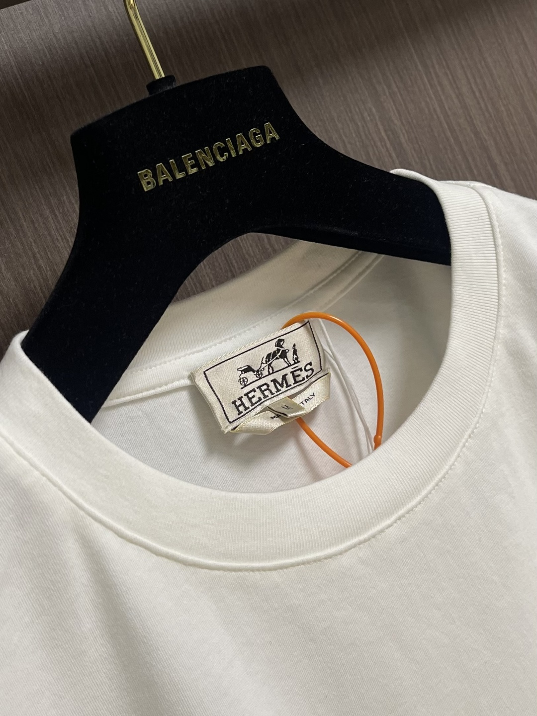 Hermes Paris 贴饰皮革短袖T恤，定制双面奥棉精纺纱面料 细腻柔软舒适贴肤 以高级雾面灰为主基