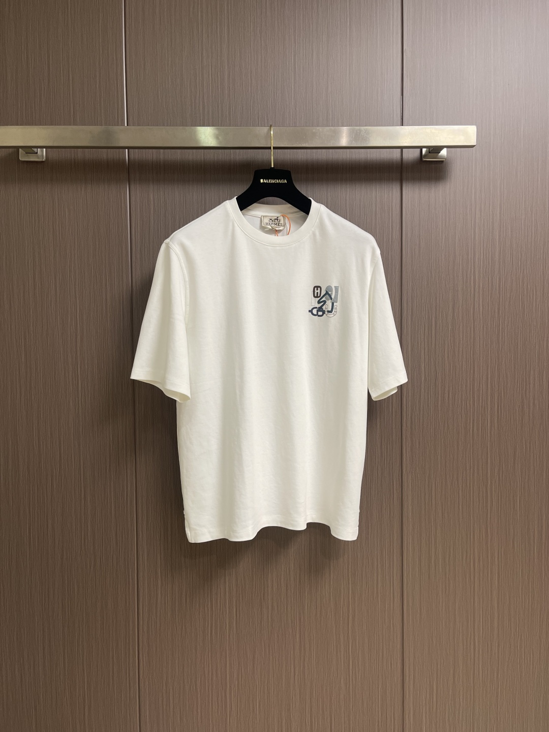 Hermes Paris 贴饰皮革短袖T恤，定制双面奥棉精纺纱面料 细腻柔软舒适贴肤 以高级雾面灰为主基
