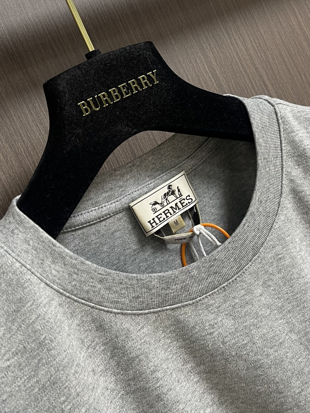 Hermes Paris 贴饰皮革短袖T恤，定制双面奥棉精纺纱面料 细腻柔软舒适贴肤 以高级雾面灰为主基