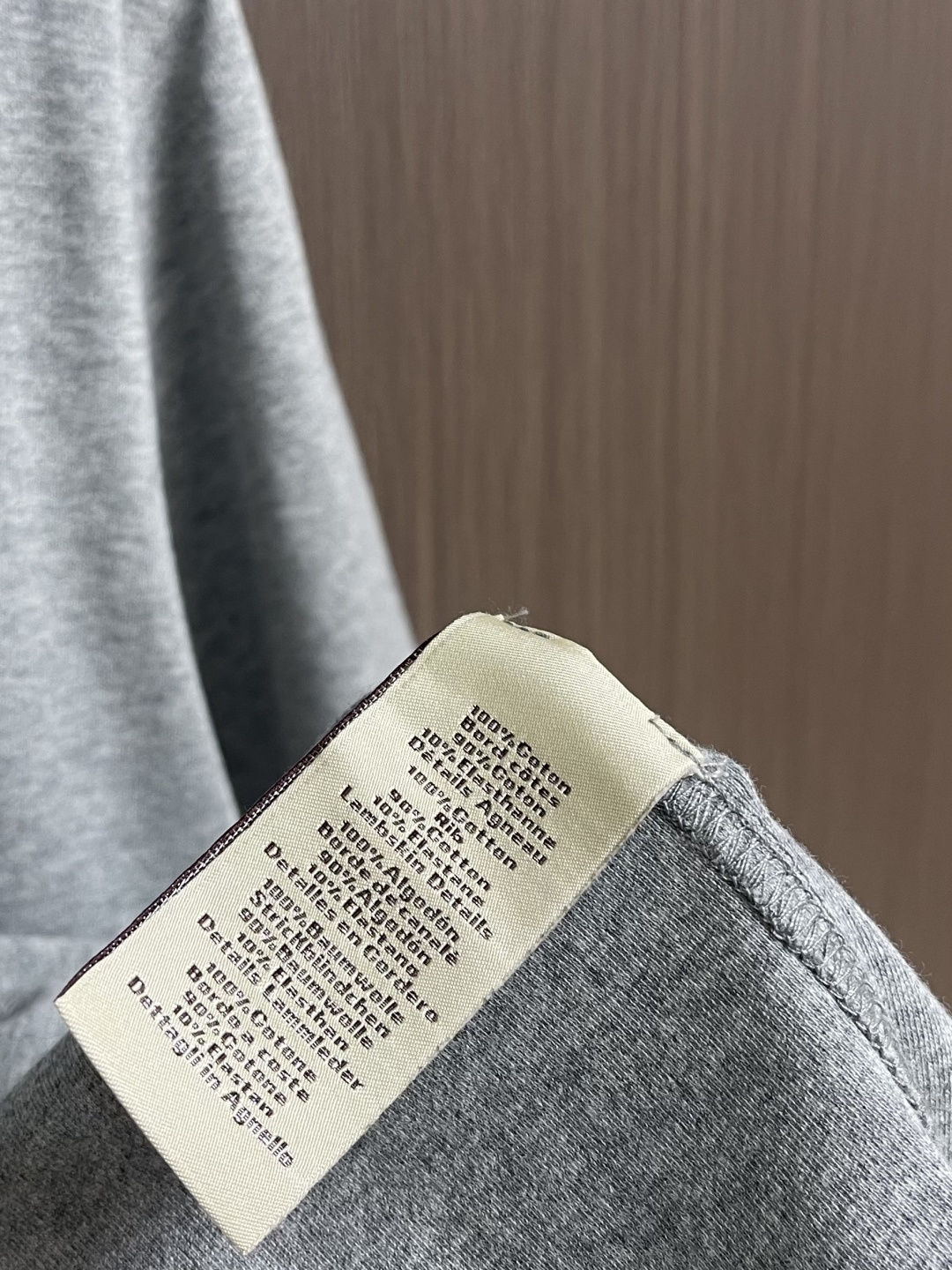 Hermes Paris 贴饰皮革短袖T恤，定制双面奥棉精纺纱面料 细腻柔软舒适贴肤 以高级雾面灰为主基