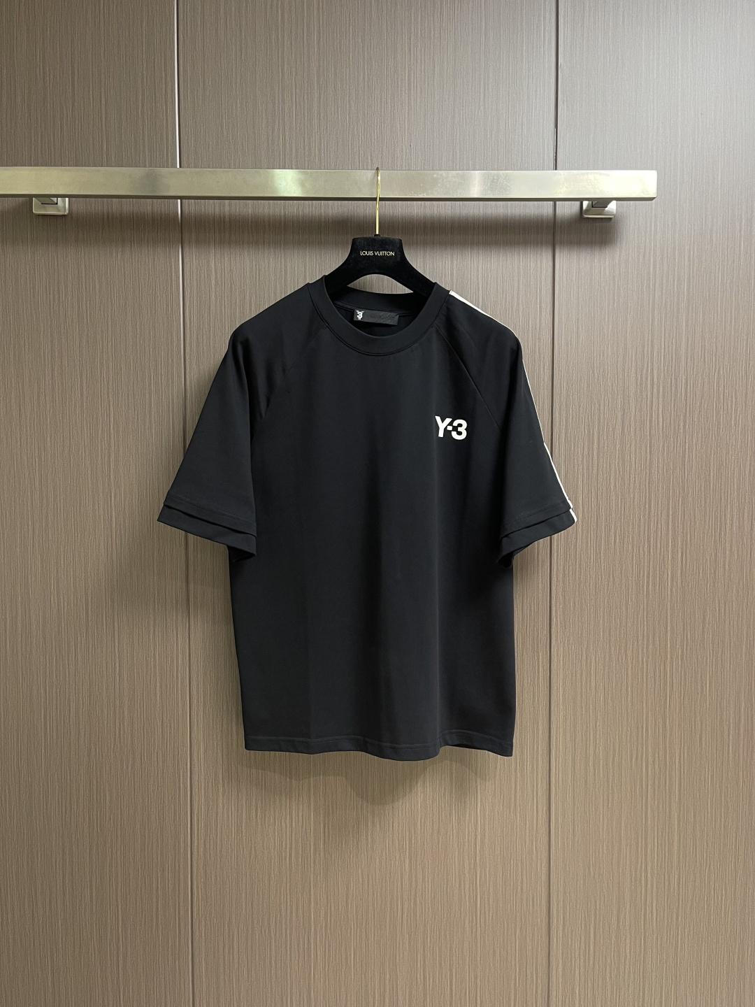 NO:745875,Yamamoto Yohji Yamamoto's new summer Y3 short-sleeved T-shirt, heavyweight 40-count double-yarn combed cotton, the upper body is soft, comfortable, close-fitting and durable, reflecting high quality. It feels delicate and soft!  It presents a casual cut, and the upper body shape is great. Sizes M-3XL M size shoulder width 50, chest size 110, length 69.5, size L, shoulder width 51.5, chest size 114 size, length 71  Clothing length 75.5,,T-shirt,tees,t-shirt,19860909Yamamoto 山本耀司 夏季新款Y3短袖T恤,重磅40支双纱精梳棉 上身柔软舒适贴身耐穿,体现高品质.手感细腻柔软！呈现休闲裁剪,上身版型超赞.尺码M-3XL M码肩宽50 胸围110 衣长69.5 L码 肩宽51.5胸围114 衣长71 XL码 肩宽53 胸围118 衣长72.5 XXL码肩宽54.5胸围122 衣长74 XXXL码 肩宽56胸围126 衣长75.5,,T-shirt,tees，t-shirt,,Men's clothing