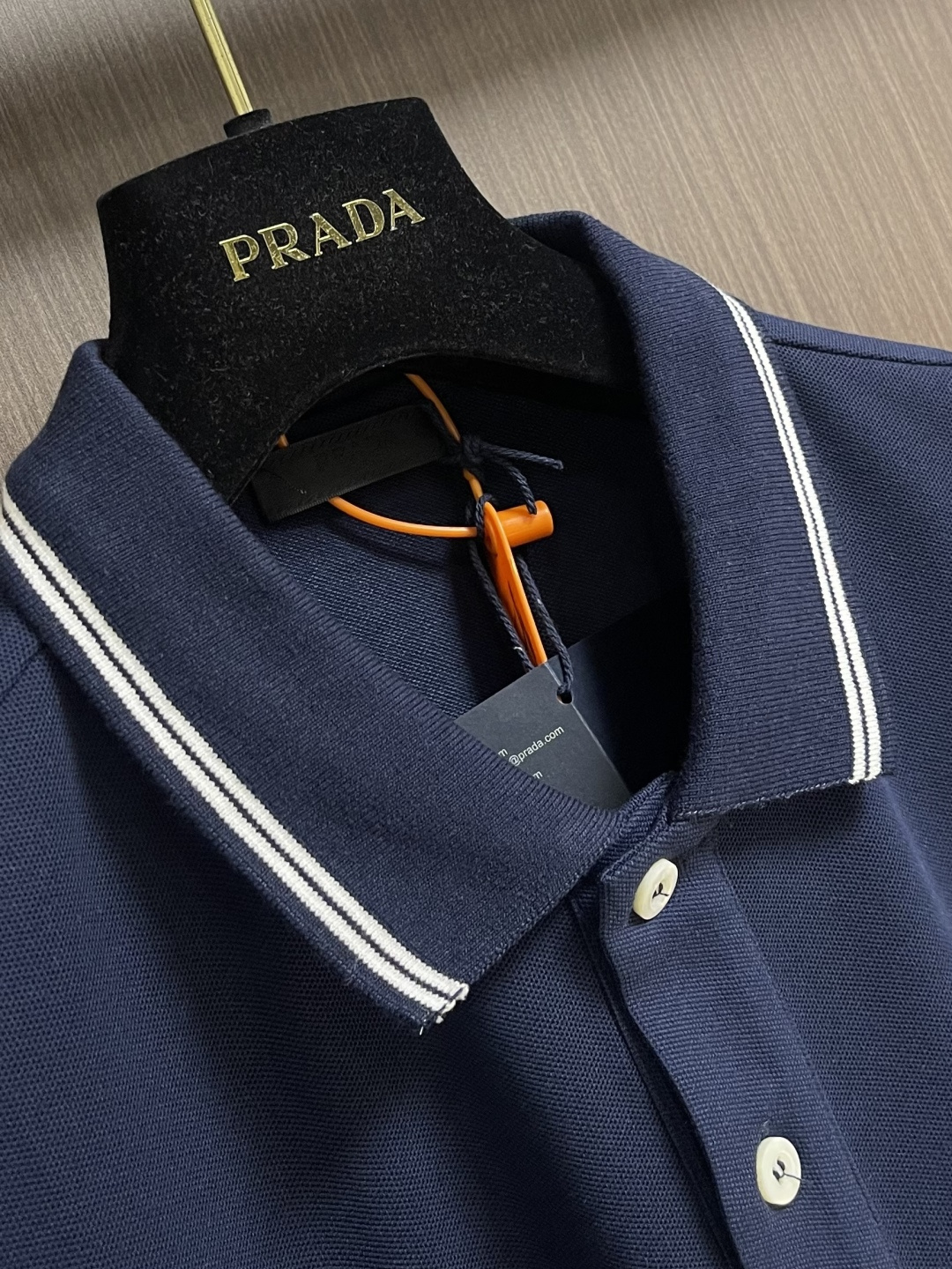 Prada 徽标刺绣抽绳Polo衫 定制粗颗纹路棉质帆布料 紧密细腻 高端精致 以糅合藏蓝与玄黑的低饱和