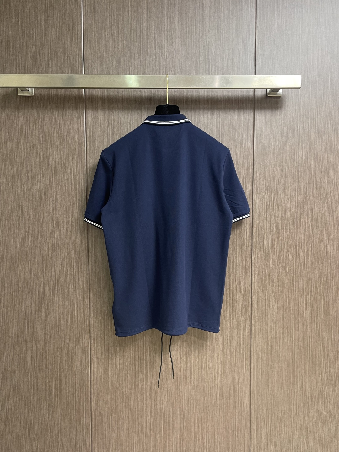 Prada 徽标刺绣抽绳Polo衫 定制粗颗纹路棉质帆布料 紧密细腻 高端精致 以糅合藏蓝与玄黑的低饱和