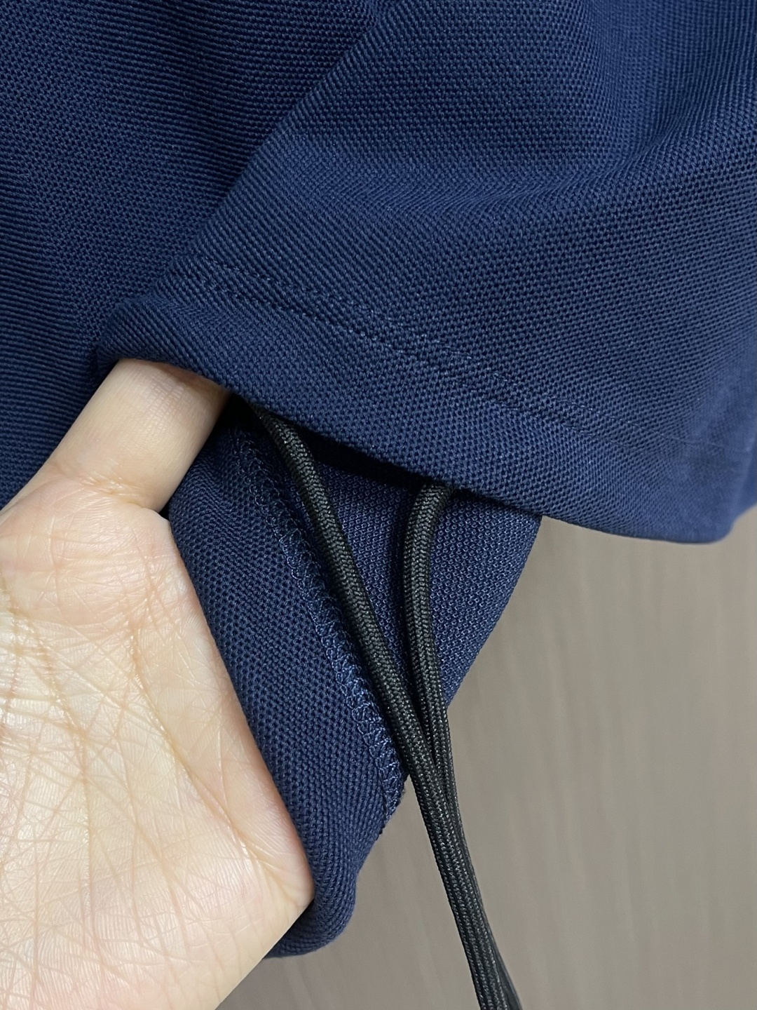 Prada 徽标刺绣抽绳Polo衫 定制粗颗纹路棉质帆布料 紧密细腻 高端精致 以糅合藏蓝与玄黑的低饱和