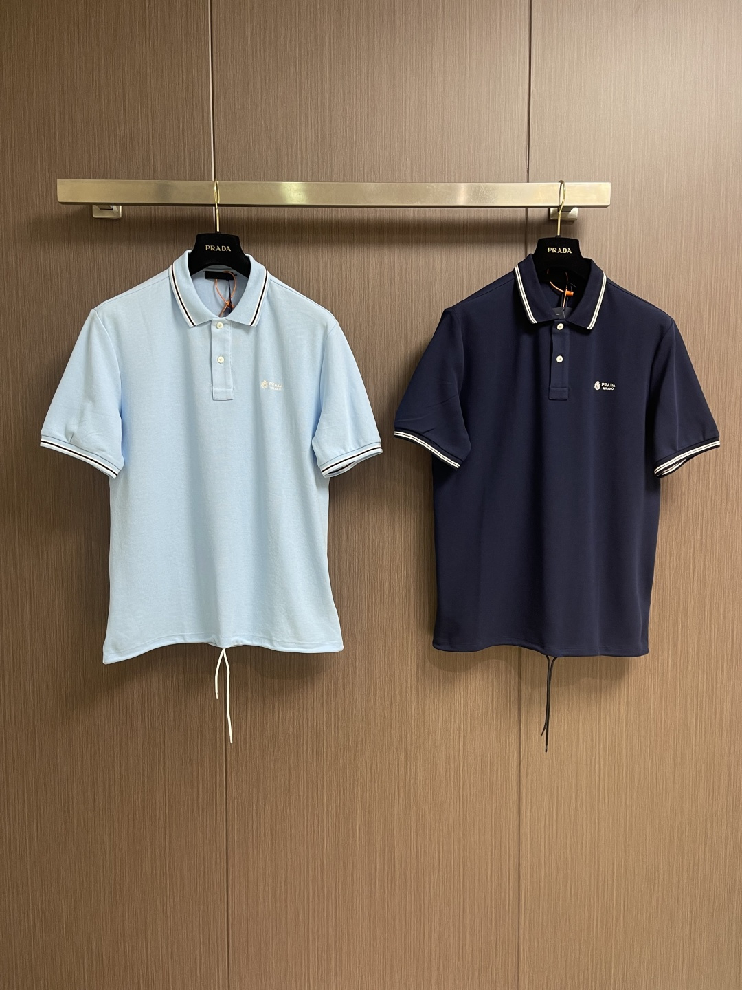 Prada 徽标刺绣抽绳Polo衫 定制粗颗纹路棉质帆布料 紧密细腻 高端精致 以糅合藏蓝与玄黑的低饱和