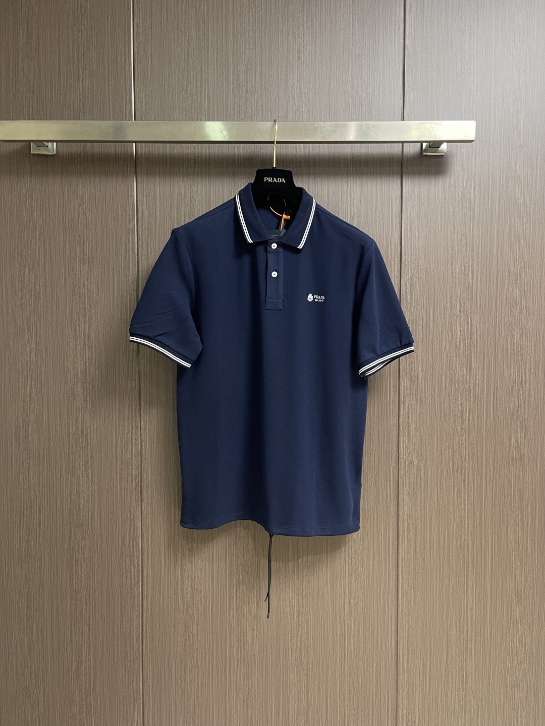 Prada 徽标刺绣抽绳Polo衫 定制粗颗纹路棉质帆布料 紧密细腻 高端精致 以糅合藏蓝与玄黑的低饱和