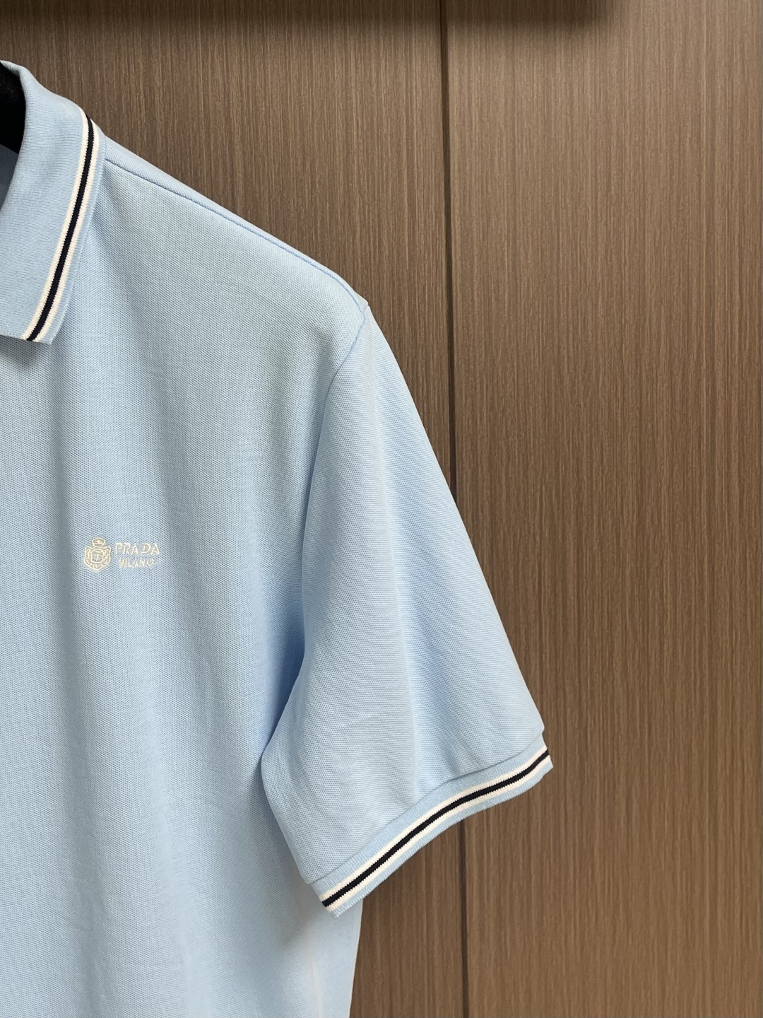 Prada 徽标刺绣抽绳Polo衫 定制粗颗纹路棉质帆布料 紧密细腻 高端精致 以糅合藏蓝与玄黑的低饱和