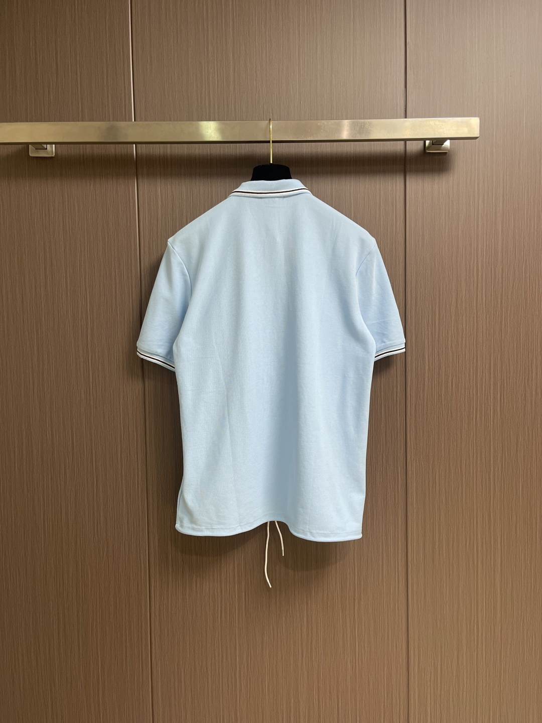 Prada 徽标刺绣抽绳Polo衫 定制粗颗纹路棉质帆布料 紧密细腻 高端精致 以糅合藏蓝与玄黑的低饱和
