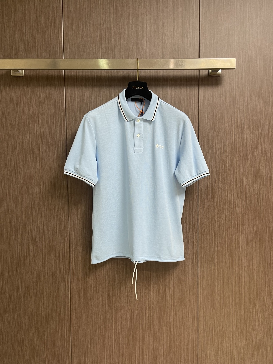 NO:745900,Prada logo embroidered drawstring polo shirt. Customized cotton canvas with thick texture. Tight, delicate, high-end and exquisite. The low-saturated tones of navy blue and dark black seem to condense the tranquility of the deep sea and the texture of rocks on the body. A delicate micro-embroidered logo on the chest is highly recognizable. Contrast threads are cleverly designed for sublimation, allowing the two colors to achieve each other. Interpret high-end style with unique details. Adhere to the eternal elegance and taste. Use imported machine embroidery technology.  Use advanced computer control systems and precision mechanical components to achieve Prada embroidery operations with high precision. The lines are smooth and delicate, and the fabrics have been washed. They have a better hand feel and texture. They are not easy to deform, shrink or fade. They maintain long-term beauty. The overall wiring is straight and delicate, the fabric is comfortable and soft, and the color is consistent without color difference. It can be matched with the same style to create a fashionable look and control various occasions. Customized accessories, complete three standards, same style for men and women!  Size S-XL 46-52 S size bust 108 shoulder width 44.5 length 64 M size bust 112 shoulder width 46 length 66 L size bust 116 shoulder width 47.5 length 68 XL size bust 120 shoulder width 49 length 70,, prada,19860909Prada 徽标刺绣抽绳Polo衫 定制粗颗纹路棉质帆布料 紧密细腻 高端精致 以糅合藏蓝与玄黑的低饱和色调 似将深海的静谧与岩石的肌理凝于衣身 胸口一枚精致微型刺绣徽标 辨识度十足 撞色螺纹巧妙设计为升华 让两种颜色彼此成就 以独到细节诠释高端格调 坚守那份永恒的优雅与品味.采用进口机刺绣工艺 使用先进的计算机控制系统和精密的机械部件 实现Prada刺绣作业 精度高 线条流畅而细腻,面料都经过浇洗 手感质感更佳 不易变形 不易缩水 不易褪色 保持长久的美观.整体走线平直细腻,面料舒适柔软,颜色一致无色差 能与同款搭配营造时尚造型,驾驭各种场合,定制辅料,三标齐全,男女同款！尺码S-XL 46-52 S码胸围108 肩宽44.5衣长64 M码 胸围112 肩宽46衣长66 L码胸围116 肩宽47.5衣长68 XL码 胸围120 肩宽49衣长70,,prada,,Men's clothing