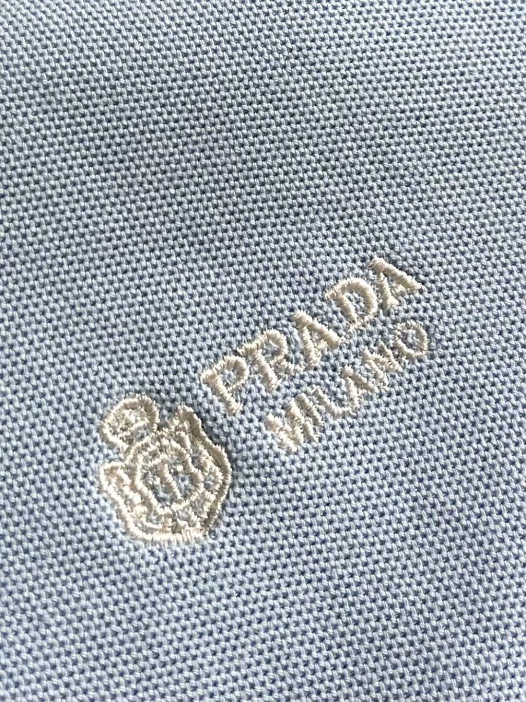 Prada 徽标刺绣抽绳Polo衫 定制粗颗纹路棉质帆布料 紧密细腻 高端精致 以糅合藏蓝与玄黑的低饱和