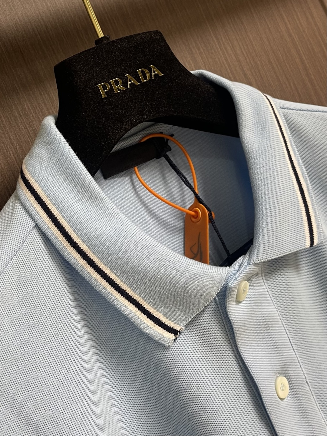 Prada 徽标刺绣抽绳Polo衫 定制粗颗纹路棉质帆布料 紧密细腻 高端精致 以糅合藏蓝与玄黑的低饱和