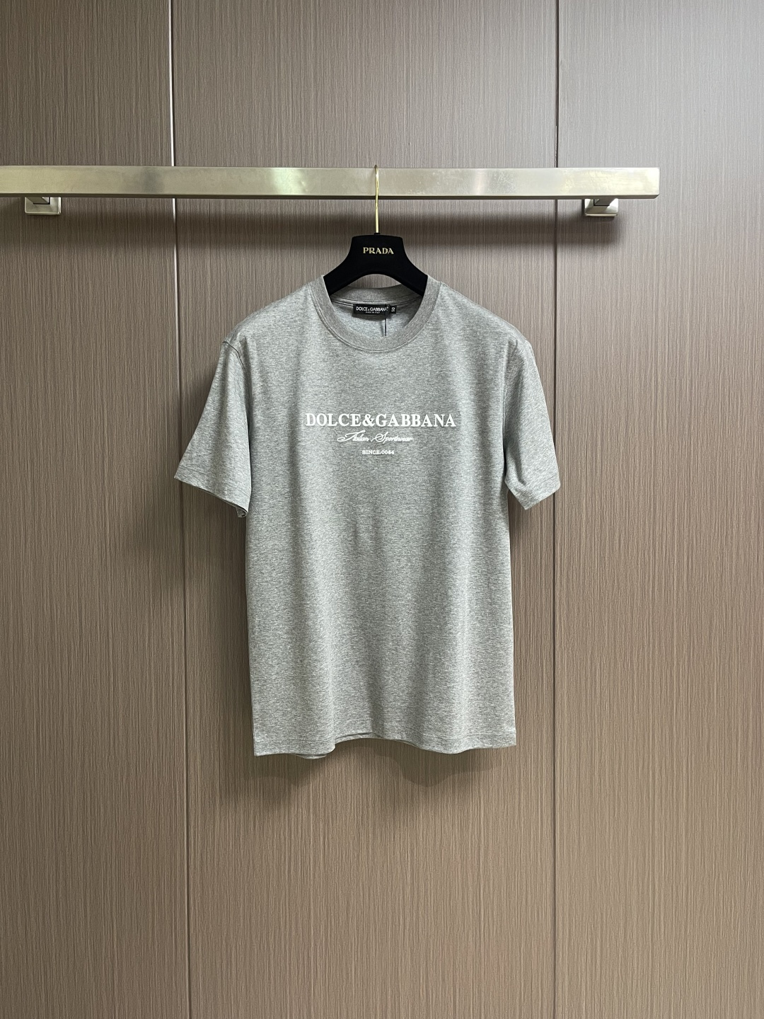 NO:745990,Dolce Gabbana DG 2026ss summer new basic mercerized cotton round neck short-sleeved T-shirt, casual round neck short-sleeved T-shirt with letter stamp!  The imported high-count and high-density 80-count double-strand mercerized cotton fabric has a soft and delicate texture and can be rolled over ordinary fabrics on the market. It has good moisture absorption and breathability, and is close to the skin for an extremely comfortable wearing experience!  The letter logo embroidery on the chest makes the vision more three-dimensional and brings an undoubted luxury level. The basic and conventional solid color round neck cut is suitable for daily wear alone and as an inner layer. Sizes M-3XL, Dolce&Gabbana, T-shirt, tees, t-shirt,19860909Dolce Gabbana DG 2026ss夏季新款基础丝光棉圆领短袖T恤,字母仔章休闲圆领短袖t恤衫！客供进口高支高密80支双股丝光棉面料,软糯细腻的出色质感,可随意碾压市面普通面料,吸湿透气性佳,贴肤带来极致舒适的穿着体验！胸前字母徽标刺绣,令视觉上更具立体感,同时带来了毋庸置疑的奢华档次,基础常规的纯色圆领版型剪裁,日常单穿内搭皆宜.尺码M-3XL,,Dolce&Gabbana,T-shirt,tees，t-shirt,,Men's clothing