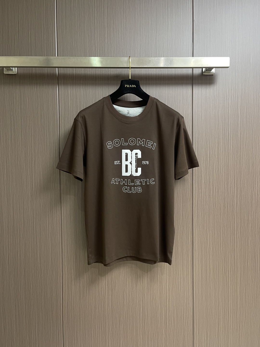 NO:745917,Brunello Cucinelli BC logo printed short-sleeved T-shirt, custom-made Yunrou combed cotton. Light and soft, comfortable and close to the skin. Collision printing with warm tones. The layering is full. The brand logo and the discus thrower are the soul symbols of the design. An eternal symbol of strength and aesthetics. The contrasting print is accurately embellished on the chest. The visual rhythm from thick to light interprets the symbiotic philosophy of movement and elegance. The logo itself becomes a readable picture. Printed with gradient glue. The printing has been modified by the film screen three times.  Use glue liquid paint to gradually print on the fabric and then bake the fabric to fix the printed pattern. The fabric has been washed and feels better. It is not easy to deform, not easy to shrink, not easy to fade, and maintains long-term beauty. The overall wiring is straight and delicate, the fabric is comfortable and soft, and the color is consistent without color difference. It can be matched with the same style to create a fashionable look and control various occasions. Customized accessories, complete three standards, the same style for men and women!  Size M-3XL,, brunello cucinelli, T-shirt, tees, t-shirt,19860909Brunello Cucinelli BC 标识印花短袖T恤,定制云柔精梳棉 轻盈柔软 舒适贴肤 以温润色调碰撞印花 层次感拉满 品牌标识字样与掷铁饼者作设计的灵魂符号 力量与美学的永恒象征 撞色印花精准点缀于胸前 由浓至淡的视觉韵律 诠释运动与优雅的共生哲学 让标识本身成为可阅读的画面.采用渐变胶浆印刷 印花经过三次菲林网板修改 使用胶浆液体涂料在织物上渐变印刷 再烘烤织物以固定印刷图案,面料都经过浇洗 手感质感更佳 不易变形 不易缩水 不易褪色 保持长久的美观.整体走线平直细腻,面料舒适柔软,颜色一致无色差 能与同款搭配营造时尚造型,驾驭各种场合,定制辅料,三标齐全,男女同款！尺码M-3XL,,brunello cucinelli,T-shirt,tees，t-shirt,,Men's clothing