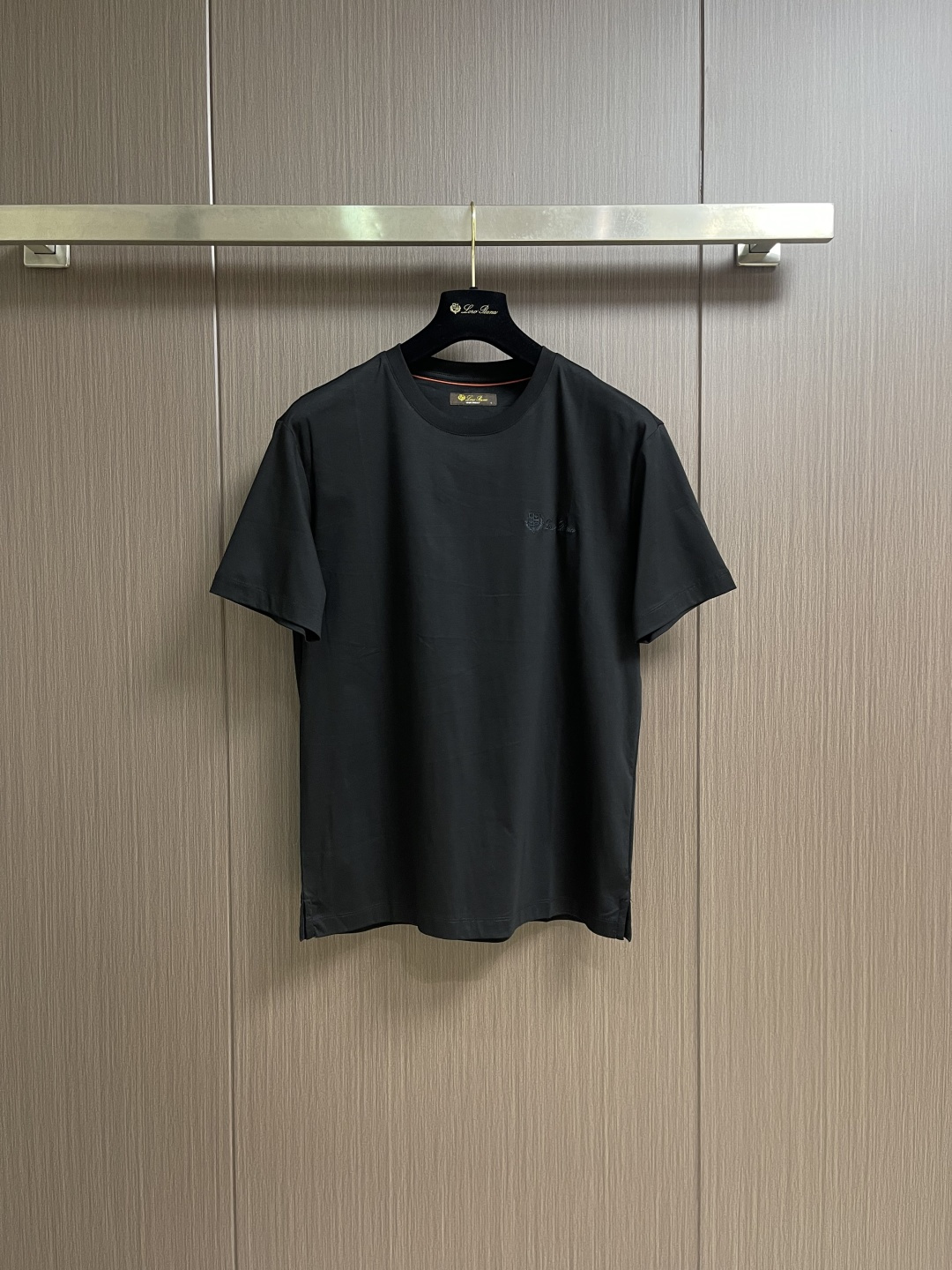 NO:745921,LP Loro Piana 2026ss new spring and summer short-sleeved T-shirt. Loro Piana's short-sleeved shirt is made of double-sided liquid ammonia cotton fabric. This fabric has a silky soft luster and feels smooth and delicate!  The double-veil weave structure has a good texture and is not easily deformed after long-term wear and washing, truly achieving the same high-end quality. The T-shirt is slightly wide and embellished with Loro Piana's logo embroidery on the chest, which not only highlights the brand's high simplicity and nobility, but is not too complicated, it is in line with the concept of simple summer wear. Sizes M-3XL, loro piana, loro piana, T-shirt, tees, t-shirt,19860909LP Loro Piana 2026ss春夏新品短袖T恤,Loro Piana这款短袖采用了双面液氨棉面料,这块面料具有丝绸般的柔软光泽感,手感爽滑细腻！双面纱织结构,骨感好 久穿久洗不易变形,真正做到与一样致的高端品质.T恤呈微阔型 胸前搭配Loro Piana的logo刺绣为点缀,既彰显了品牌的高简约高贵,又不会过于繁杂,符合夏日简约穿搭的理念.尺码M-3XL,,loro piana,loro piana,T-shirt,tees，t-shirt,,Men's clothing