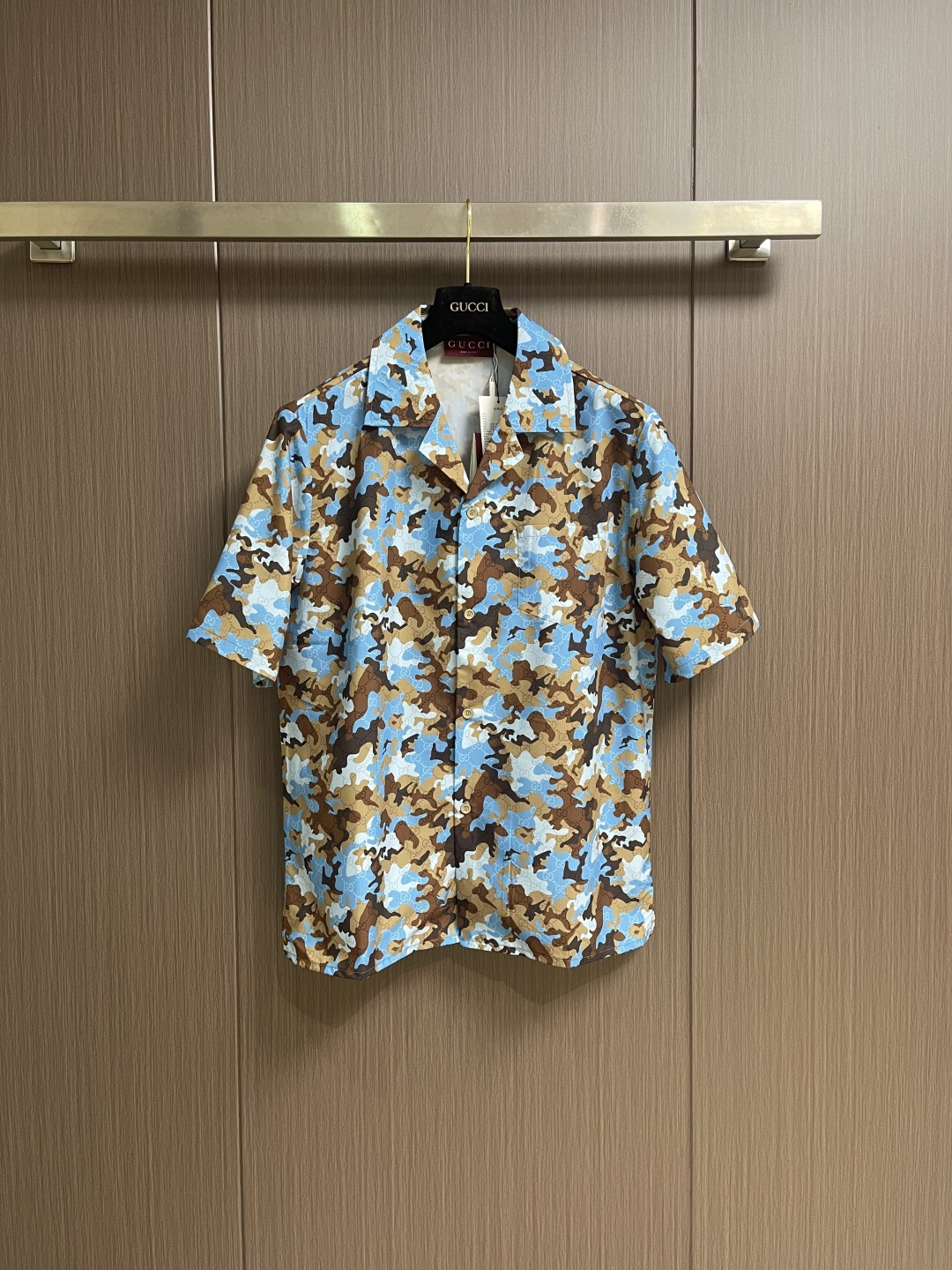 NO:745995,Tops shorts GUCCI  The jacquard short-sleeved shirt and shorts suit has become a highlight item in the wardrobe with its unique fashion charm. The exquisite jacquard craftsmanship blooms three-dimensional and vivid patterns on the delicate fabric, giving it extraordinary texture and style, whether it is abstract art or natural scenery. The light and breathable material is suitable for wearing in all seasons. Whether worn alone or as an inner layer, it can easily control a variety of styles. In terms of design, it adopts a simple yet detailed design.  The tailoring not only retains the classic neat lines, but also incorporates the modern and fashionable loose version, which is comfortable to wear without losing the sense of fashion. The collar and cuffs are carefully processed to show high-quality craftsmanship. Matching, or, can show a unique fashion attitude, which is an ideal choice for urban men and women pursuing personality and taste. Whether it is daily travel or business and leisure occasions, this jacquard can make you the focus. Sizes S-XL  Top Size S Shoulder Width 50 Bust 114 Length 76 Size M Shoulder Width 52 Bust 119 Length 77.5 Size L Shoulder Width 54 Bust 124 Length 79.5 Size XL Shoulder Width 56 Bust Length 81 Shorts Size S Waist 76 Hips 114 Pants Length 54  L size waist 84 hips 122 pants length 56 XL size waist 78 hips 126 pants length 57,, gucci, shorts, shirts, T-shirt,19860909上衣 短裤 GUCCI 提花短袖衬衫短裤套装,以其独特的时尚魅力,成为衣橱中的亮点单品.精致的提花工艺,在细腻的面料上绽放出立体而生动的图案,无论是抽象艺术还是自然风景,都赋予了非凡的质感与格调.轻盈透气的材质,适合四季穿着,无论是单穿还是作为内搭,都能轻松驾驭多种风格.设计上,它采用了简约而不失细节的剪裁,既保留了经典的利落线条,又融入了现代时尚的宽松版型,穿着舒适且不失时尚感.领口与袖口经过精心处理,展现出高品质的工艺水准.搭配、或是,都能展现出别具一格的时尚态度,是都市男女追求个性与品味的理想选择.无论是日常出行还是商务休闲场合,这款提花都能让你成为焦点所在.尺码S-XL 上衣 S码肩宽50 胸围114 衣长76 M码 肩宽52 胸围119 衣长77.5 L码肩宽54 胸围124 衣长79.5 XL码 肩宽56 胸围 衣长81 短裤 S码 腰围76臀围114裤长54 M码腰围80臀围118裤长55 L码腰围84臀围122裤长56 XL码 腰围78臀围126裤长57,,gucci,shorts,shirts,T-shirt,,Men's clothing