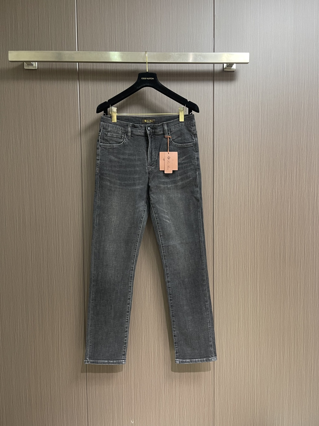 NO:745925,LP Loropiana washed jeans, sharp cut visible to the naked eye, straight slim fit!  Custom-woven and dyed denim denim fabric, the waistband is a classic leather label!  The inner lining has belt loop details, dense and neat wiring, customized hardware with logo engraving, classic fly zipper, and a five-pocket basic model that is easy on the upper body!  Size 30-38 No 35 37,,loro piana,loro piana,jeans,19860909LP Loropiana 水洗牛仔裤 肉眼可见的利落裁剪,直筒修身款裤型！定织定染牛仔丹宁布面,裤腰是经典的皮标！内衬有腰带袢细节,密实齐整走线,客供定制五金并有logo雕刻,经典门襟拉链,五口袋的基础款,上身不挑人！尺码30-38 无35 37,,loro piana,loro piana,jeans,,Men's clothing