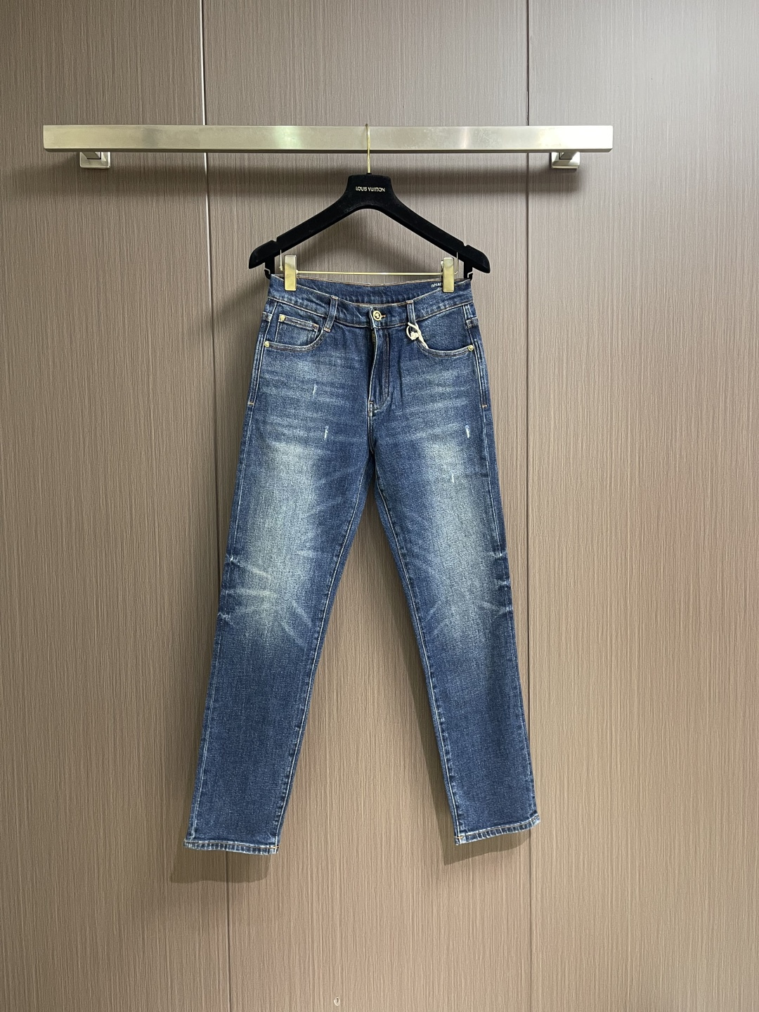 NO:745930,Versace 2026SS early spring new style washed jeans, original customized replica, back pocket, logo printing, original quality, imported denim fabric, heavy washing, fine workmanship and routing, excellent upper body. Size 30-38, no 35 37,,versace,jeans,19860909Versace 2026SS早春新款水洗牛仔裤 原版定制复刻 后袋 标识印花,原单品质 进口牛仔面料重工洗水 做工走线精细 上身绝佳.尺码30-38 无35 37,,versace,jeans,,Men's clothing