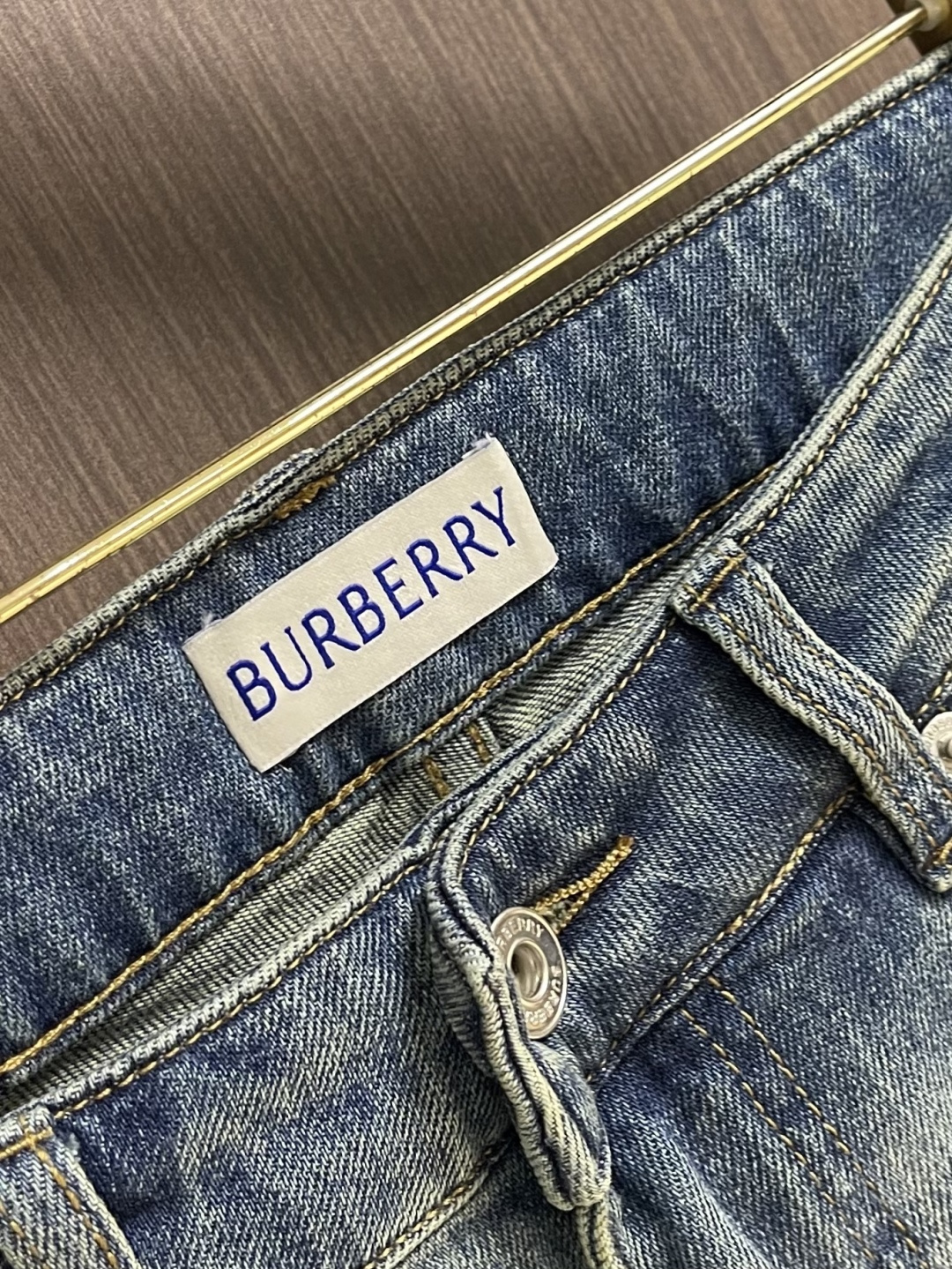 Burberry 战马徽标刺绣男士直筒牛仔裤，SS新款，日常休闲穿搭必备的单品之一，复古丹宁色，低调时髦