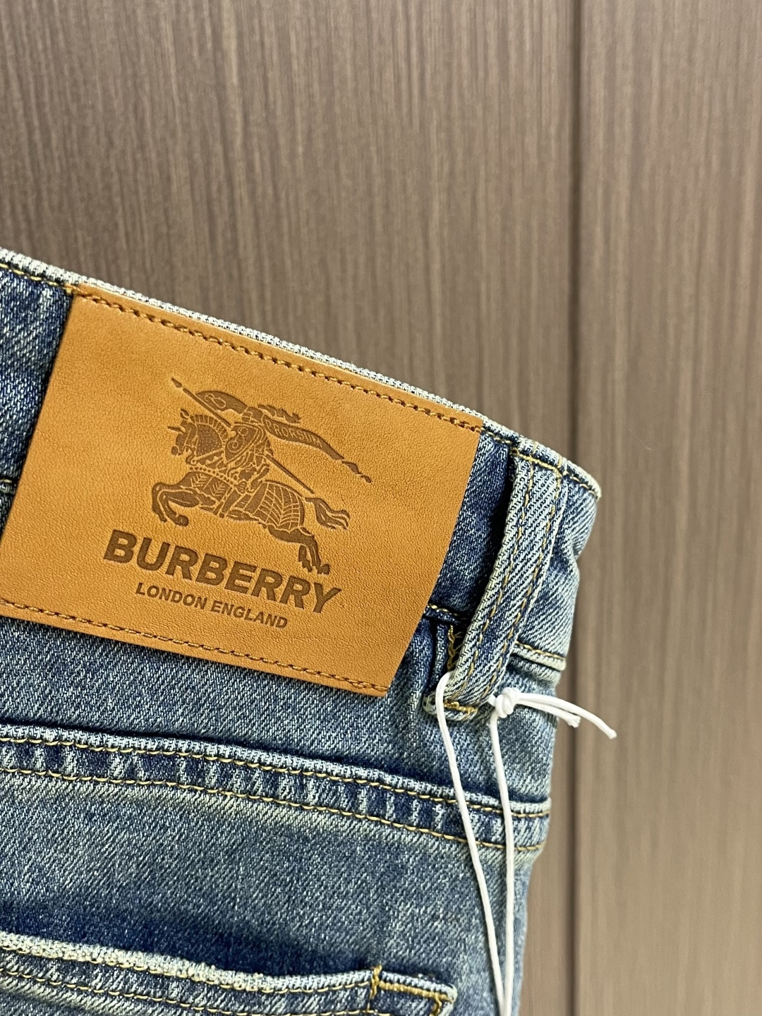 Burberry 战马徽标刺绣男士直筒牛仔裤，SS新款，日常休闲穿搭必备的单品之一，复古丹宁色，低调时髦