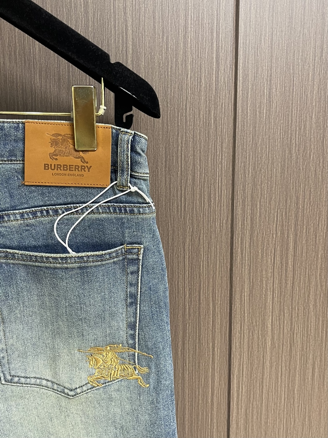 Burberry 战马徽标刺绣男士直筒牛仔裤，SS新款，日常休闲穿搭必备的单品之一，复古丹宁色，低调时髦