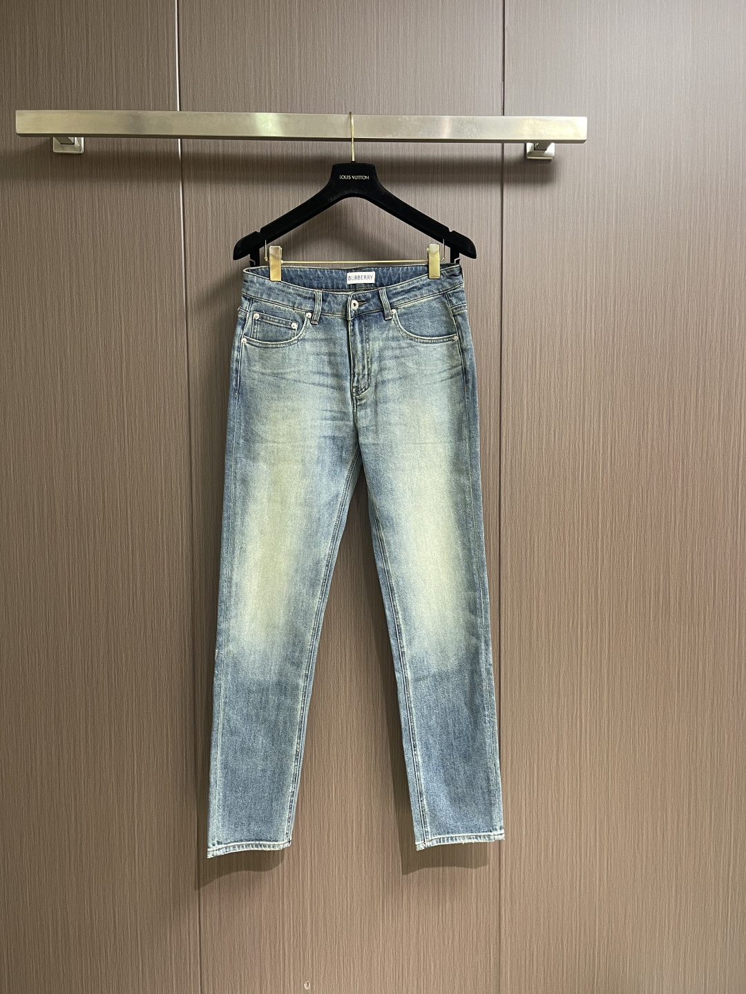 NO:745935,Burberry  Men's straight-leg jeans with war horse logo embroidery, 2025SS new style, one of the must-have items for daily casual wear, retro denim color, low-key and fashionable. Made of custom-woven denim cotton fabric, using Xinjiang's long-staple cotton, with a strong texture, classic denim thick yarn twill  Fabric surface, tight texture, extremely skin-friendly, good moisture absorption and breathability, comfortable to wear, very neat and simple style design, straight cut, war horse logo embroidery on the back pocket, classic and unchanged leather nameplate design on the waistband, the sense of class is clear at a glance. Size 30-38  None 35 37,,burberry,jeans,19860909Burberry 战马徽标刺绣男士直筒牛仔裤,2025SS新款,日常休闲穿搭必备的单品之一,复古丹宁色,低调时髦.客供定织牛仔棉布制作,采用新疆的长绒棉,肌里感强烈,经典牛仔粗支纱斜纹布面,质地紧密,极致的亲肤感,吸湿透气性好,穿着舒适,款式设计十分俐落简洁,直筒版型裁剪,后袋的战马徽标刺绣,裤腰经典不变的皮牌铭牌设计,档次感一目了然.尺码30-38 无35 37,,burberry,jeans,,Men's clothing