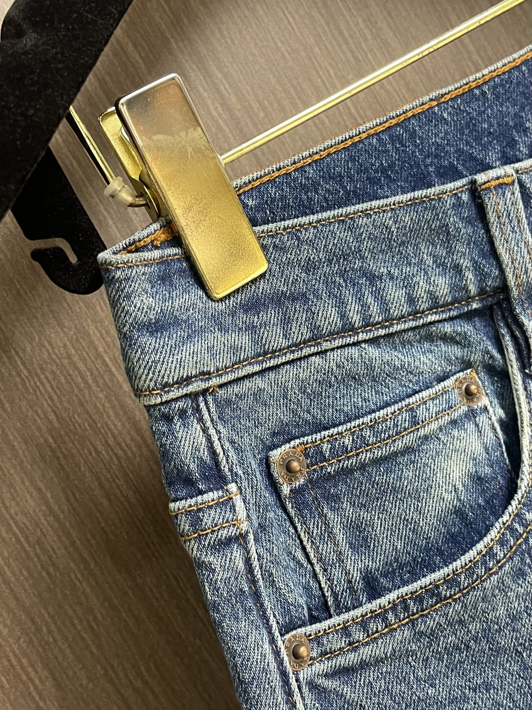 Prada 2026SS早春新款品牌标识牛仔裤 原版定制复刻 客供五金辅料 原单品质 进口牛仔面料重工洗