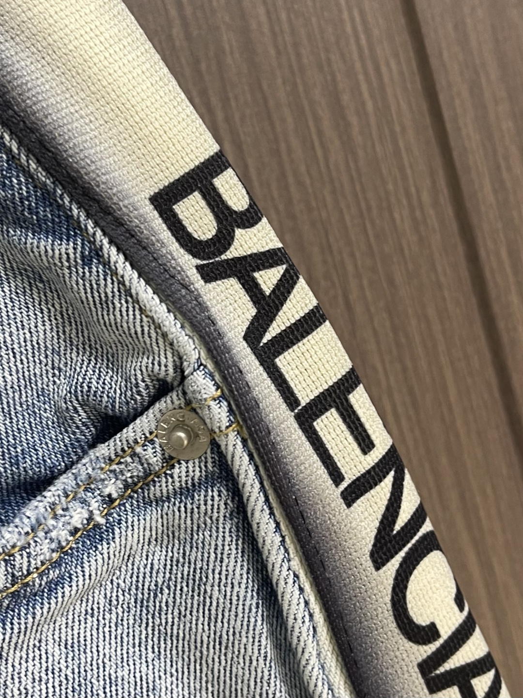 Balenciaga 2026ss 侧边织带水洗牛仔裤，爆款神裤无疑．版型宽松．两侧定制织带．标识感拉满