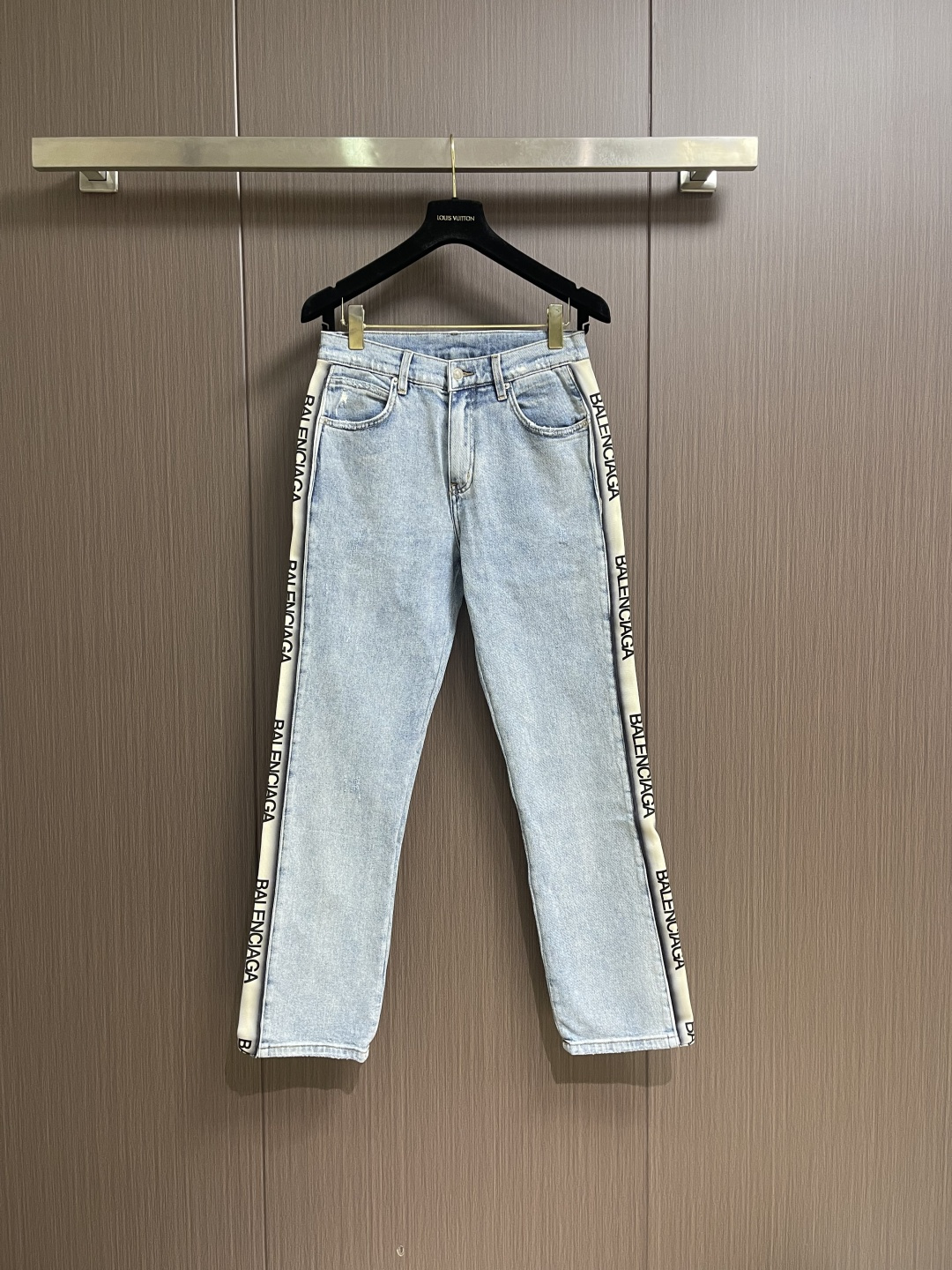 NO:745945,Balenciaga 2026ss side webbing washed jeans are undoubtedly a hot trend.  Loose version.  Customized webbing on both sides.  Full of sense of identity.  Elongate the leg lines. Baggy pants are suitable for all leg types. Sizes 30-36, no 35, balenciaga, jeans,19860909Balenciaga 2026ss 侧边织带水洗牛仔裤,爆款神裤无疑．版型宽松．两侧定制织带．标识感拉满．拉长腿部线条 baggy 裤型适合所有腿型.尺码30-36 无35,,balenciaga,jeans,,Men's clothing