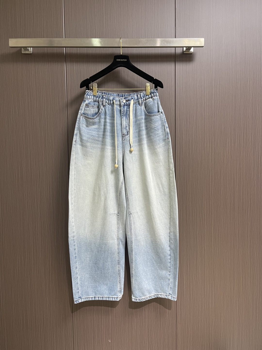 NO:745952,BV  2026SS spring and summer new high-end washed jeans, these jeans are an excellent choice to wear with a sense of relaxation. The unique washing process uses deep distressed washing, showing rich tones, like a smudged oil painting. Every fade is natural and casual, and comes with a retro filter. The comfortable and unrestrained elastic waistband with drawstring design bids farewell to tightness and easily adapts to various body shapes. At the same time, it retains the stiffness of denim and walks with wind without restraint. Size XS-L  XS code, waist circumference 74, leg circumference 62, pants length 110, S code, waist circumference 76, leg circumference 64, pants length 112, M code, waist circumference 78, leg circumference 66, pants length 112, L code, waist circumference 80, leg circumference 68, pants length 112,,bottega veneta,jeans,19860909BV 2026SS春夏新款高级感水洗牛仔裤,这条牛仔裤,是把松弛感穿在身上的绝佳选择.独特水洗工艺采用深度做旧水洗,呈现出层次丰富的色调,像一幅晕染开的油画,每一处褪色都自然随性,自带复古滤镜.舒适无束缚松紧腰头搭配抽绳设计,告别紧绷感,轻松适配各种身形,同时保留了牛仔的挺括感,走路带风却毫无束缚.尺码XS-L XS码 腰围74腿围62 裤长110  S码 腰围76腿围64 裤长112 M码 腰围78腿围66 裤长112  L码 腰围80腿围68 裤长112,,bottega veneta,jeans,,Men's clothing