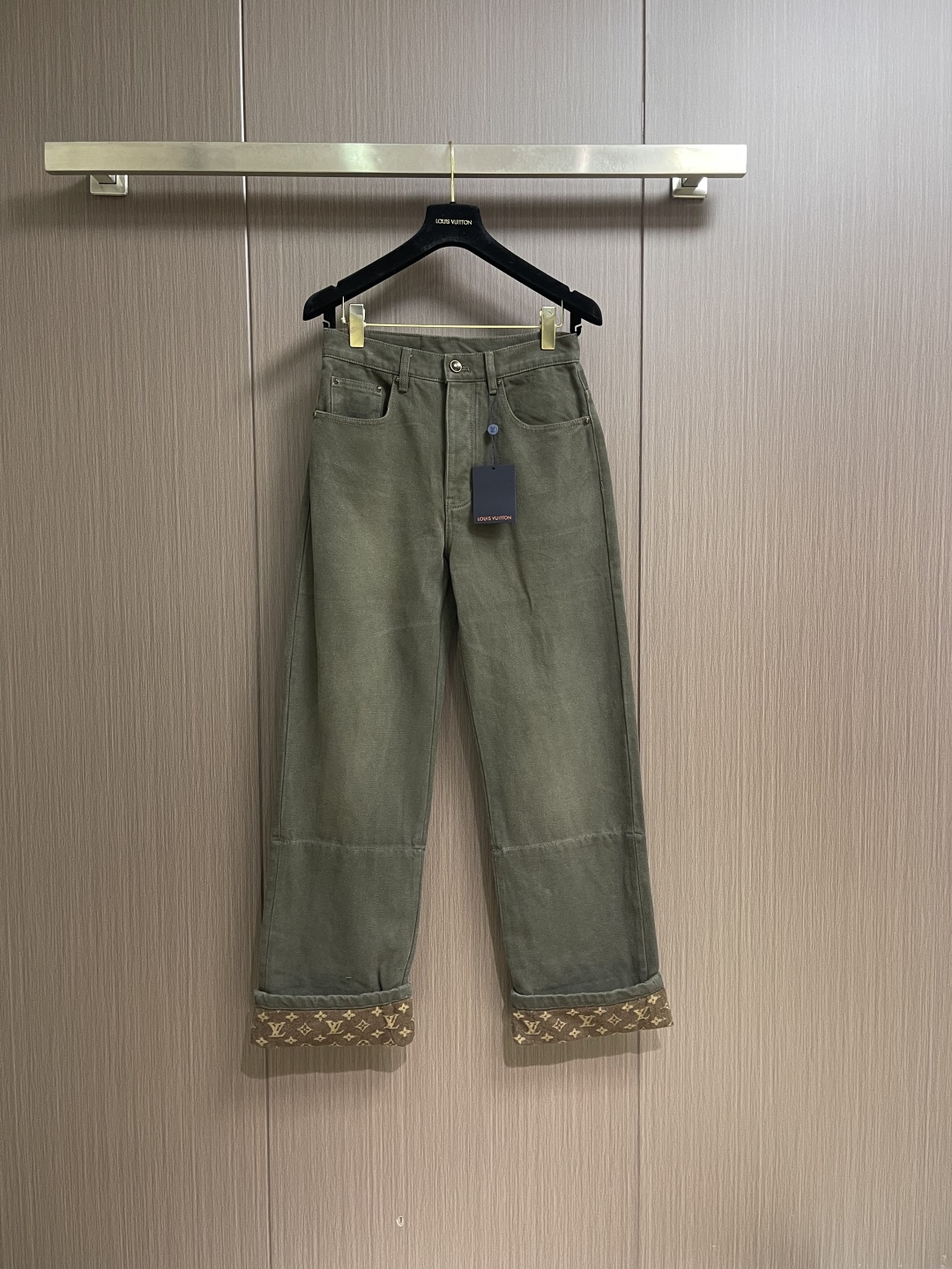 NO:745975,LV 2026ss Monogram jacquard cuffed jeans, custom-dyed high-weight ounce twill beaded sail denim fabric, cloud velvet cotton bag cloth, trouser legs spliced cuffed Monogram jacquard fabric, jacquard details are aligned, the washing process uses heavy fermentation to wash colors, spray horse and other multiple processes, custom-made bronze I-shaped buckle, back waist suede leather brand embossed checkerboard pattern. Size 28-30-32-34-36  Size 28, waist 76, hip 100, length 115, size 30, waist 80, hip 104, length 116.5, size 32, waist 84, size 32, length 118, size 34, waist 88, size 34, waist 88, size 112, length 119.5, size 36, waist 92, size 116, length 121, louis vuitton,jeans,chamois  leather,19860909LV 2026ss Monogram 提花翻边牛仔裤,定制定染高克重盎斜纹珠帆牛仔面料,云绒棉袋布,裤腿拼接翻边Monogram提花面料,提花细节对位,洗水工艺采用重酵洗炒花色,喷马骝等等多工艺结合,定制古铜工字扣,后腰麂皮皮牌压棋盘格纹图案.尺码28-30-32-34-36 28码腰围76 臀围100 裤长115 30码腰围80 臀围104 裤长116.5 32码腰围84 臀围108 裤长118 34码腰围88 臀围112裤长119.5 36码腰围92 臀围116裤长121,,louis vuitton,jeans,chamois leather,,Men's clothing