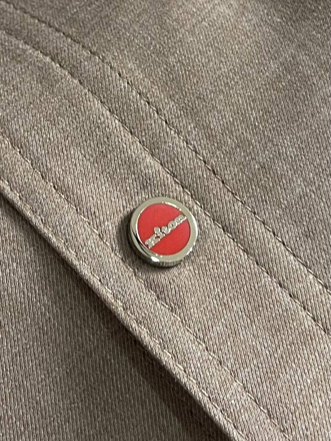 kiton 2026SS早春新款长袖连帽衬衫外套，延续了品牌经典鲜明的风格设计，大气奢华的走线真是好看到