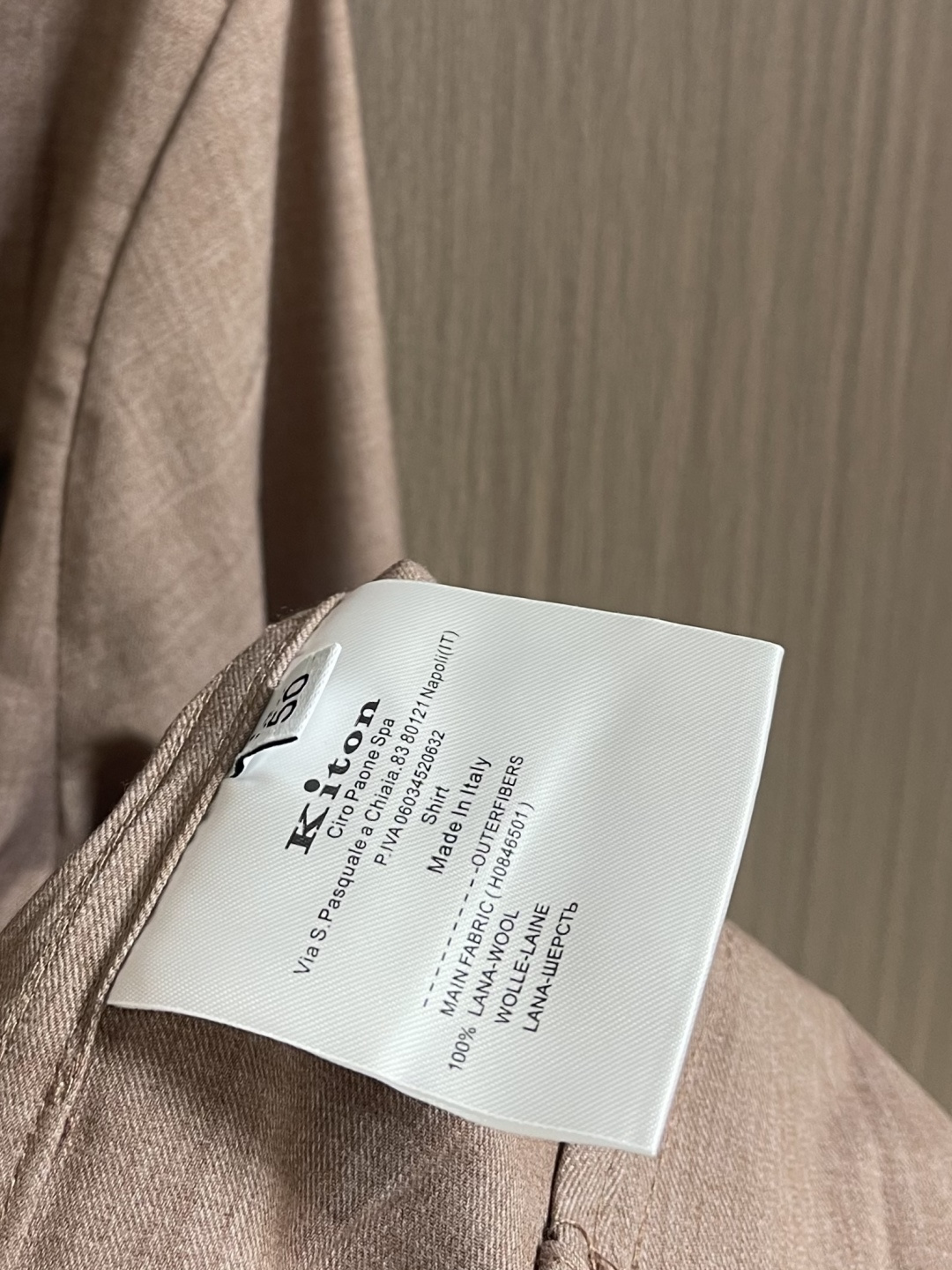 kiton 2026SS早春新款长袖连帽衬衫外套，延续了品牌经典鲜明的风格设计，大气奢华的走线真是好看到